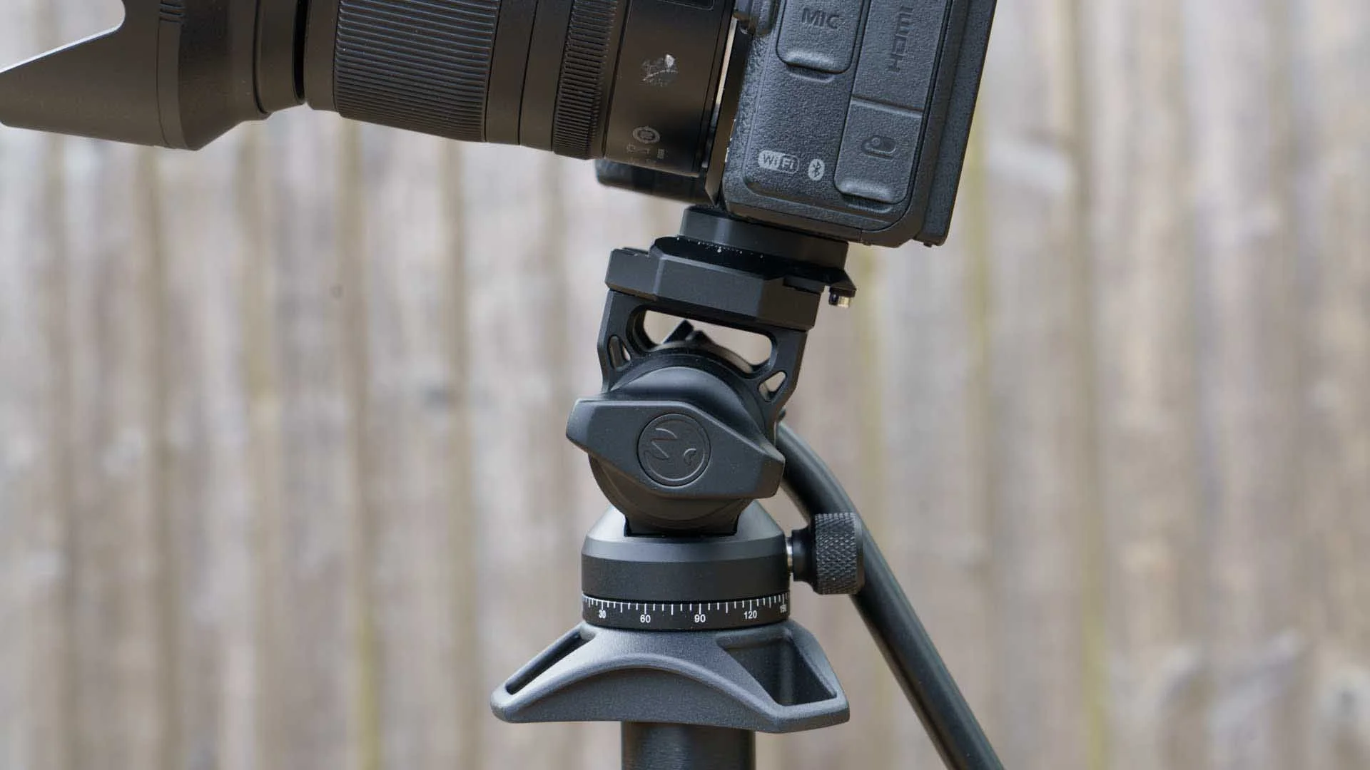  The 3 Legged Thing AirHed Trinity has a large tilt control knob that’s ergonomically shaped and easy to lock-off or loosen. 