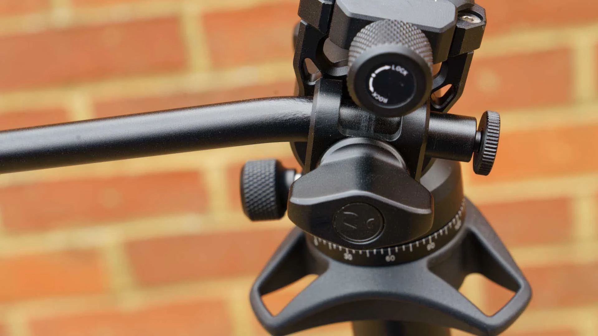  The head’s tilt arm can be removed by undoing the stop screw (shown partially loosened on the right in the image above) and then withdrawing it from the retainer. 