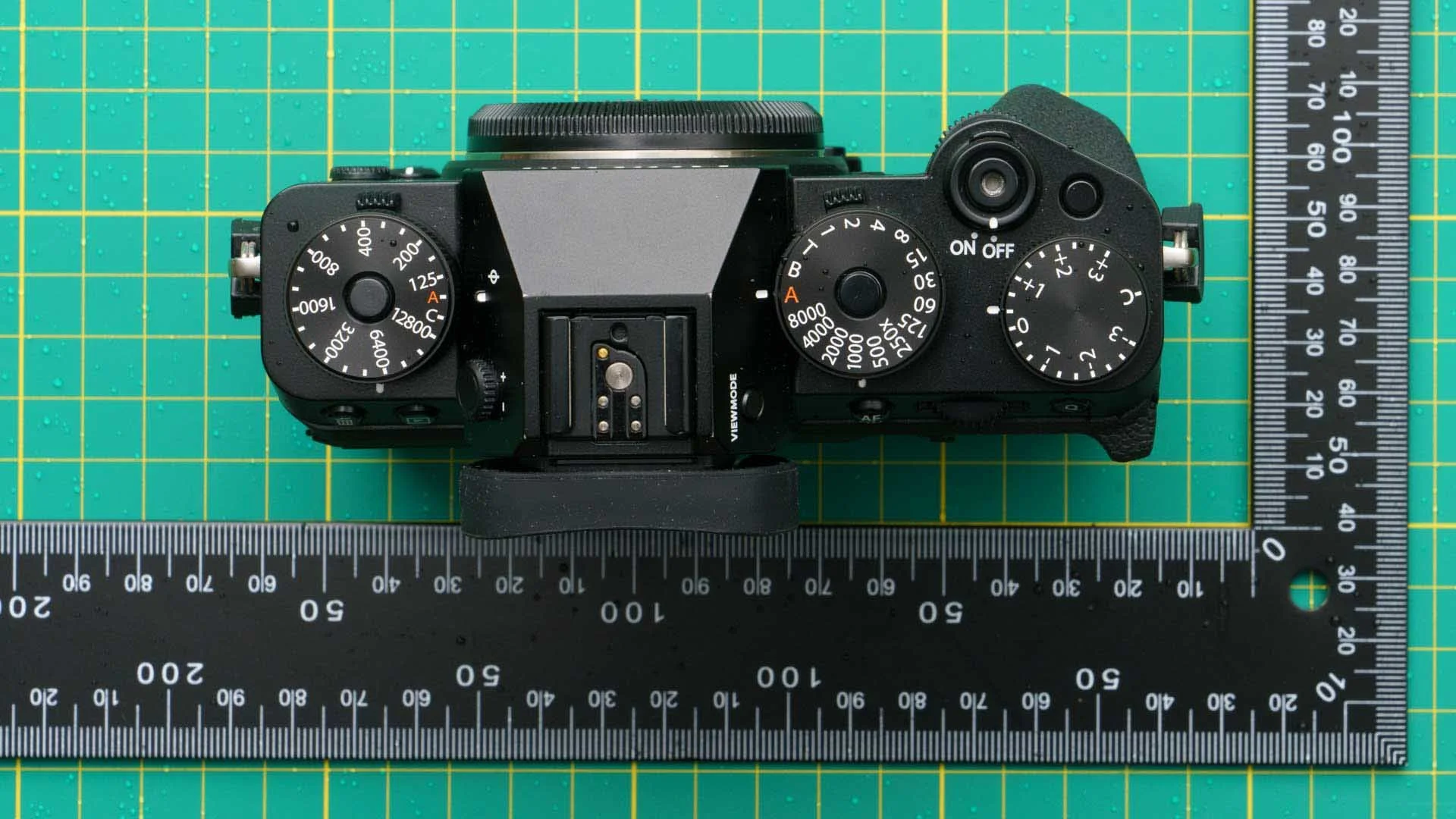  From left to right you can see the dials to set the sensitivity (ISO), shutter speed and exposure compensation. 