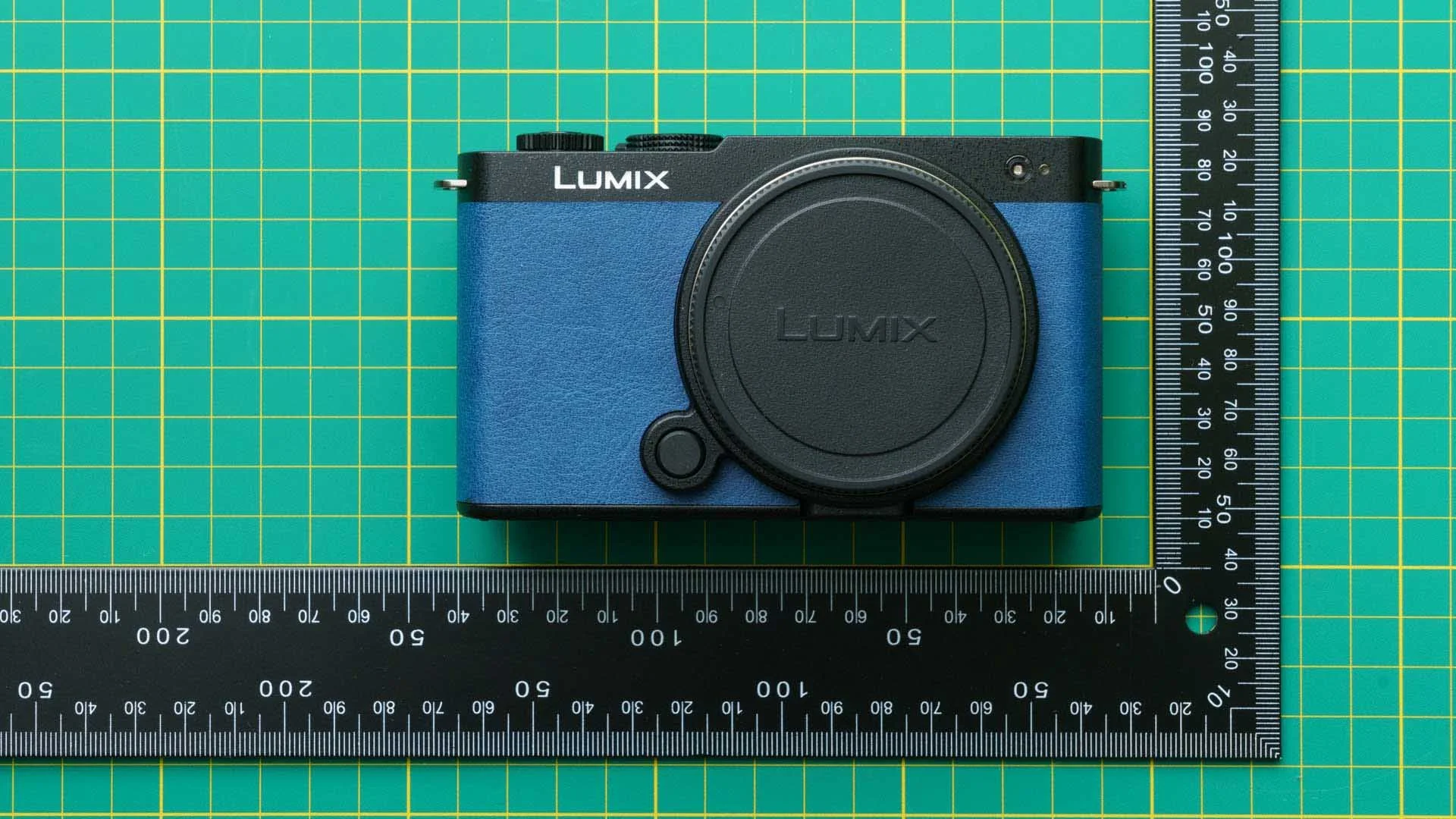  The Panasonic Lumix S9 has a very smart appearance, but there’s no grip on the front of the camera. 