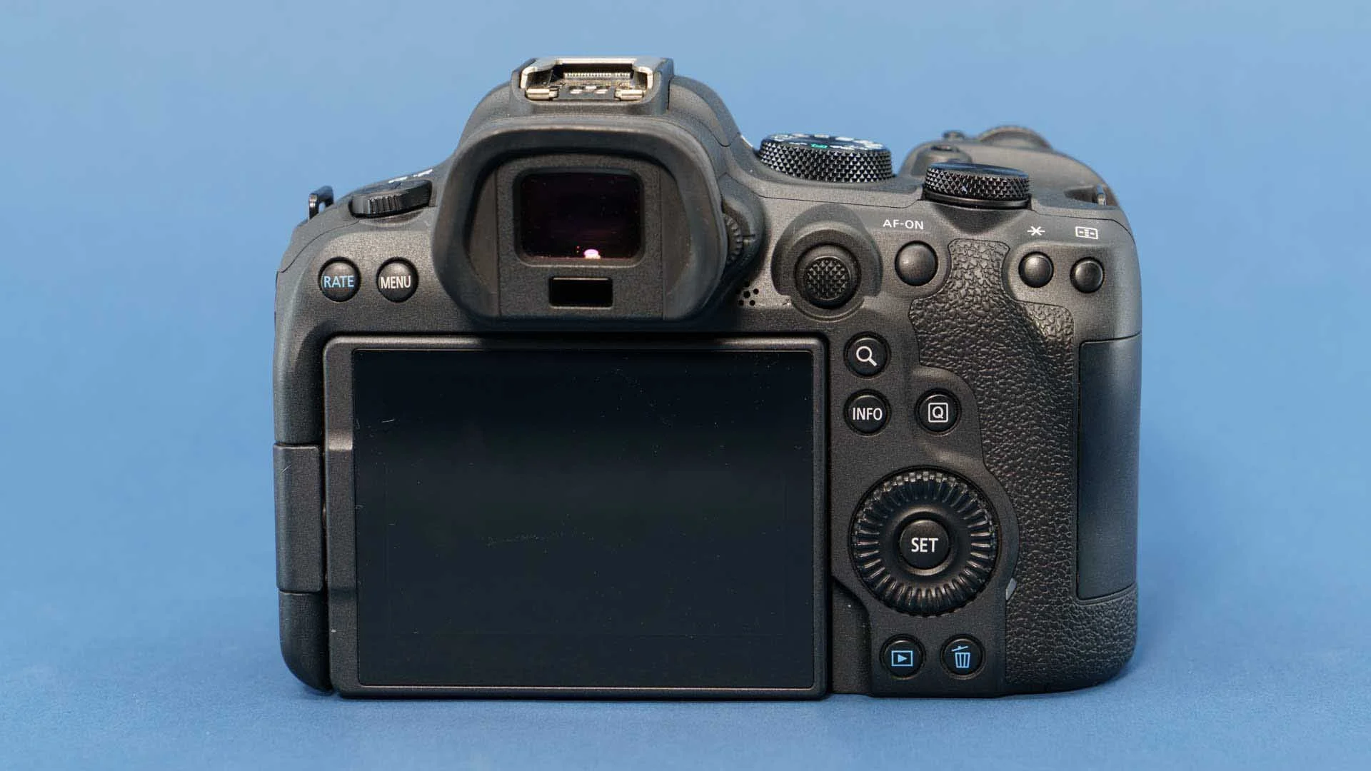  There’s a decent amount of space on the back of the Canon R6 II for your thumb and all the controls on the right side of the body are within easy reach from the thumb rest. 