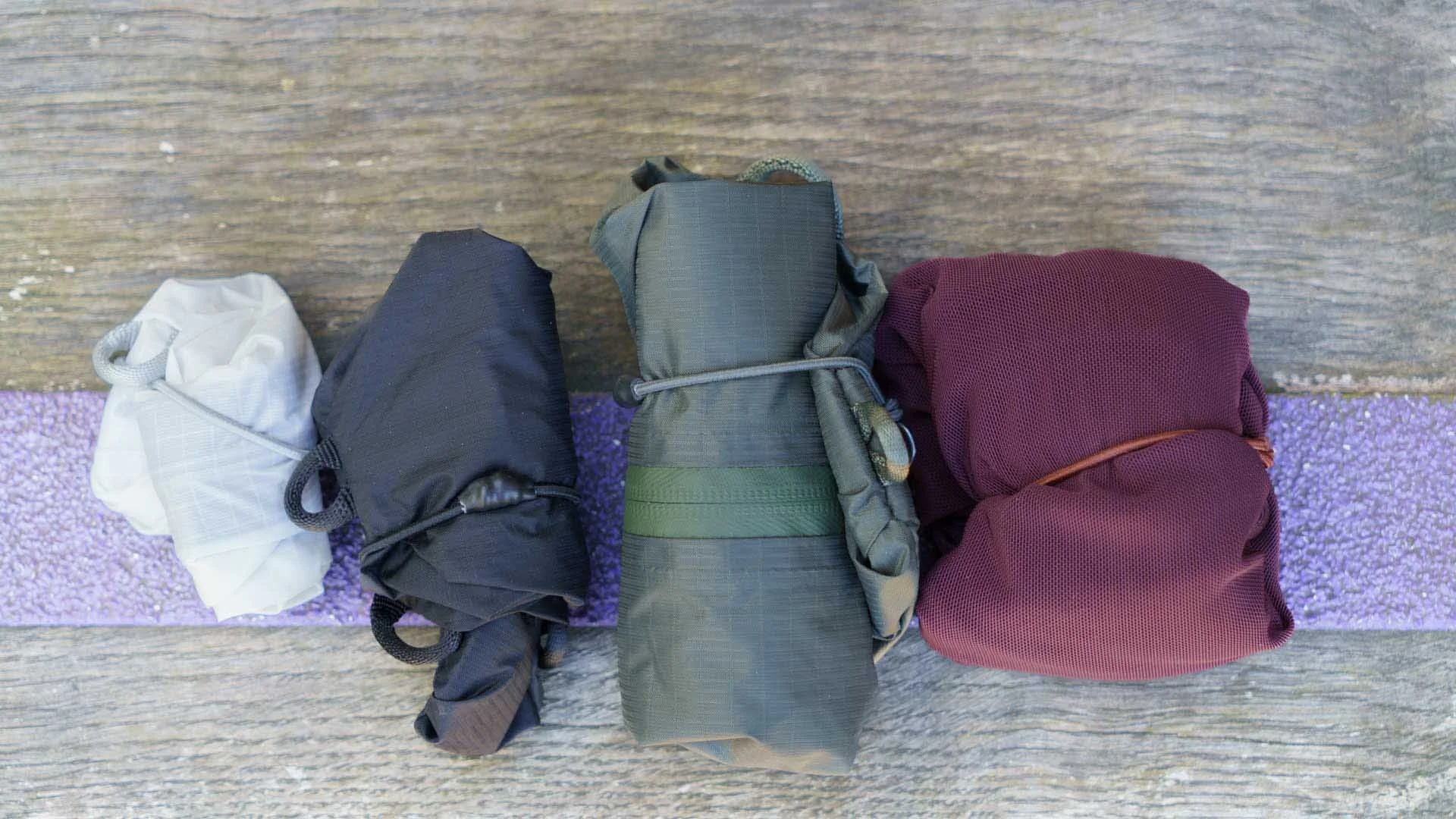  The elasticated zip pull is useful for keeping the Peak Design Ultralight Packing Cubes rolled tight when they are empty. 