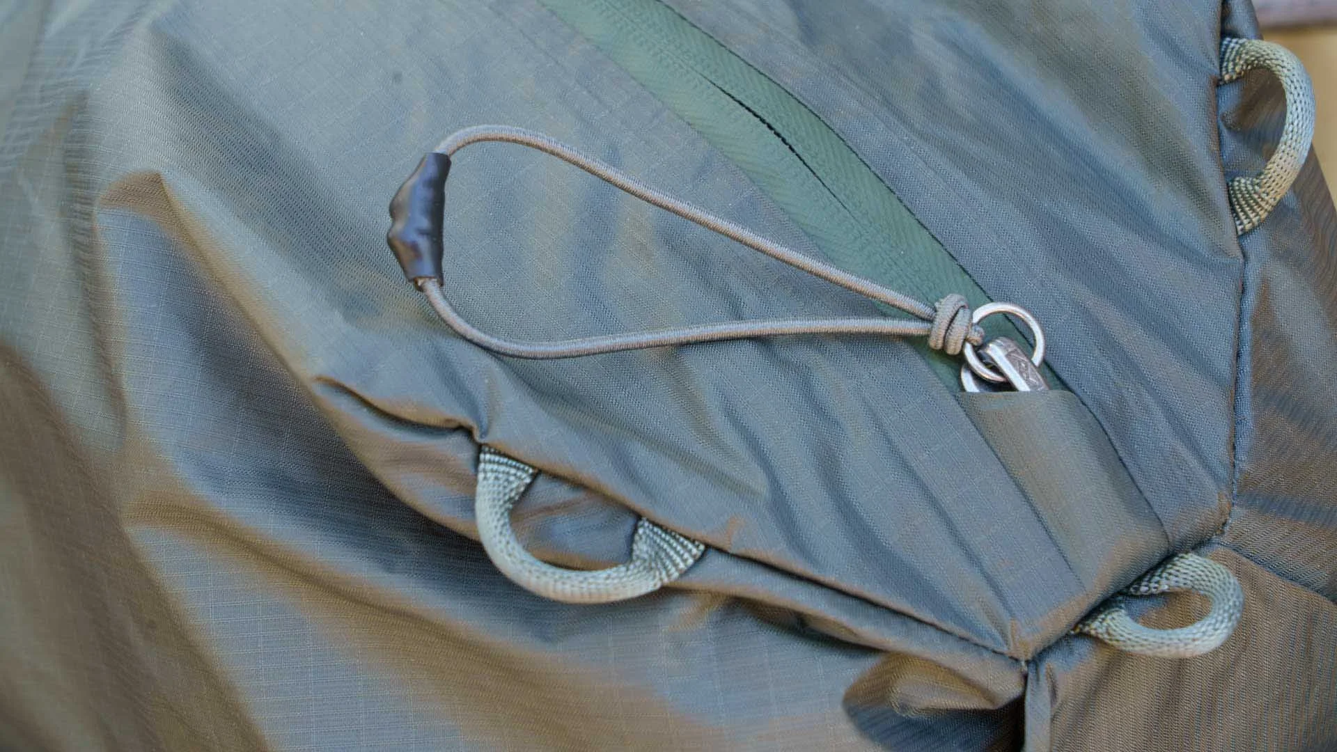  The Peak Design Ultralight Packing Cubes have one zip with a long elasticated pull. 