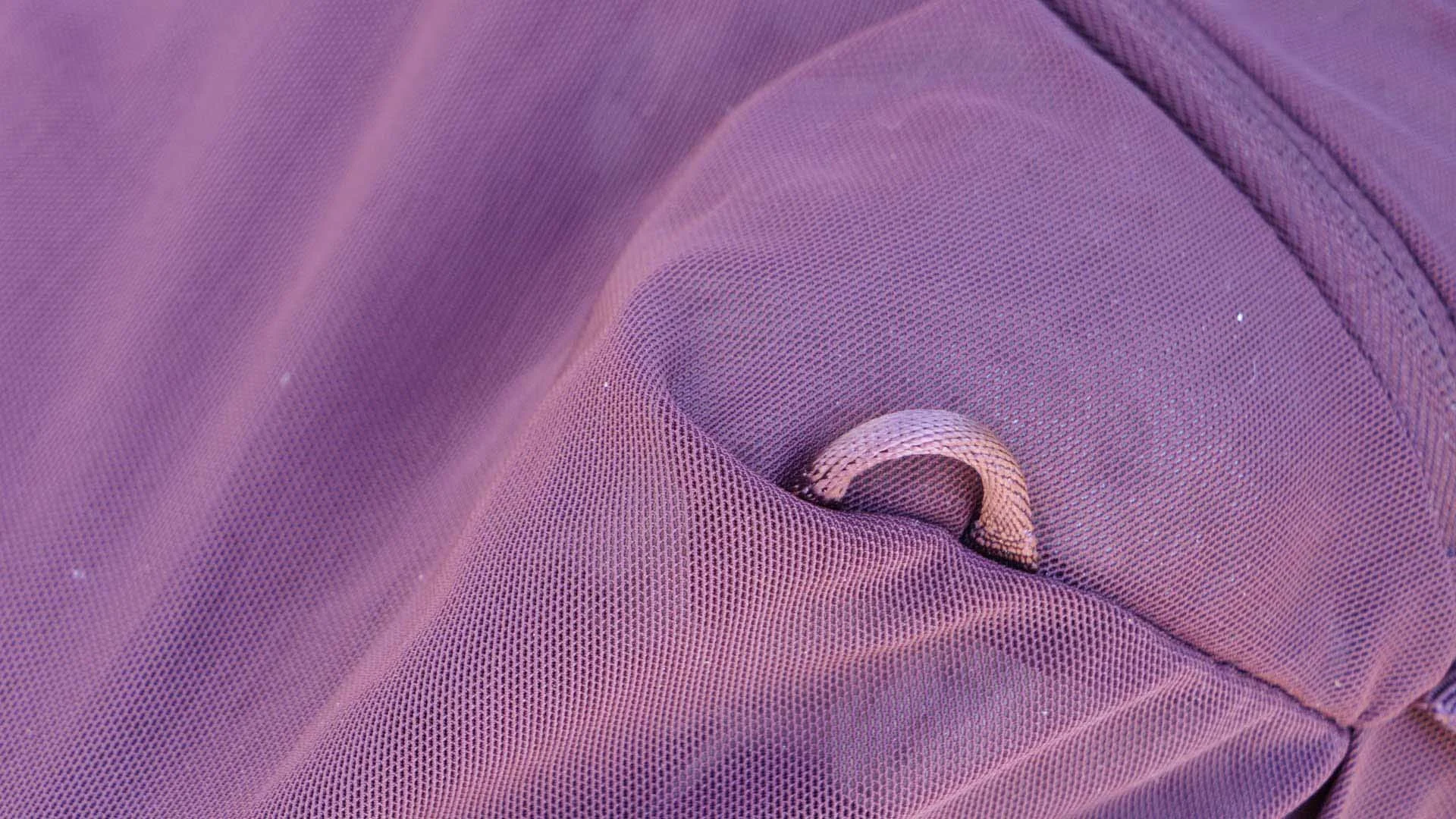  There are loops on the Peak Design Ultralight Packing Cubes that can be used to attach an optional strap. This shows the Small Mesh Ultralight Packing Cubes in the Eclipse colour. 