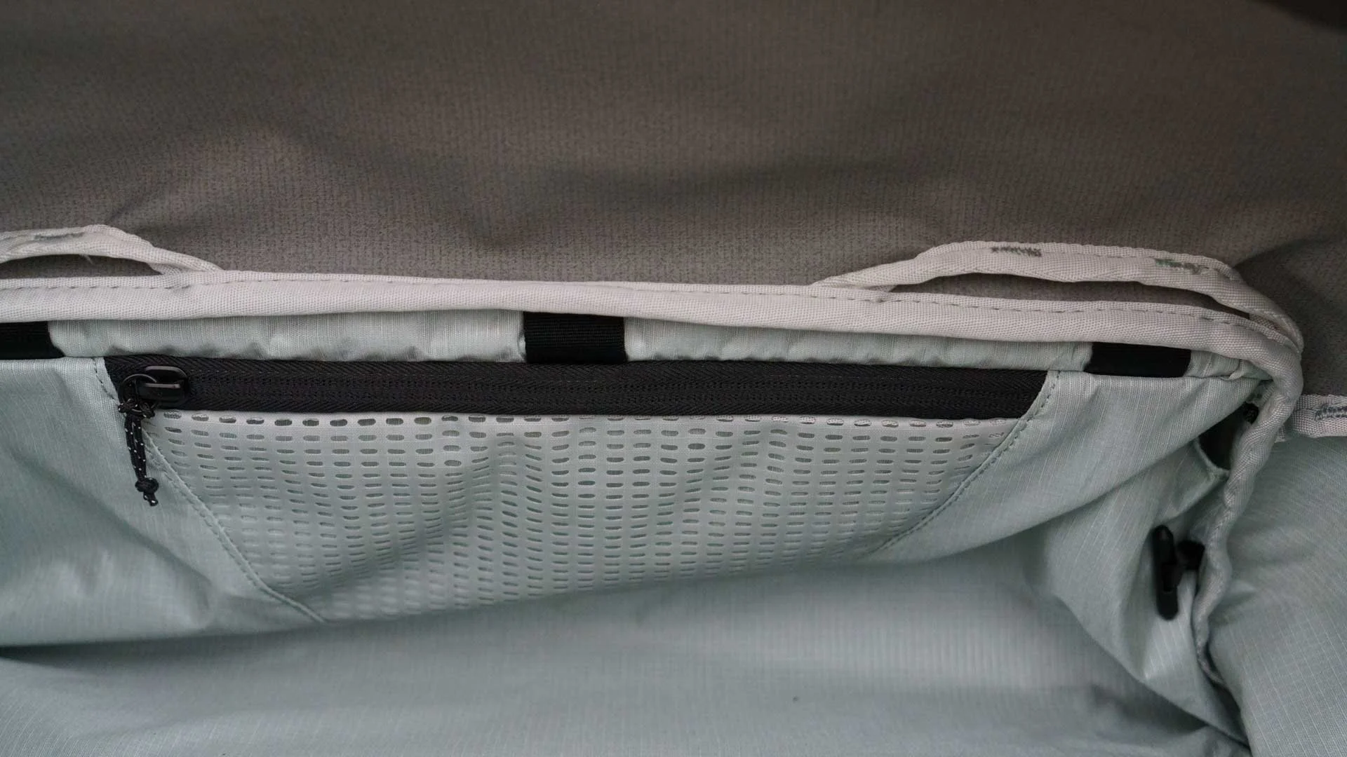  There’s a useful zip-close pocket on both sides of the inside of the Peak Design Travel Duffel bags. 
