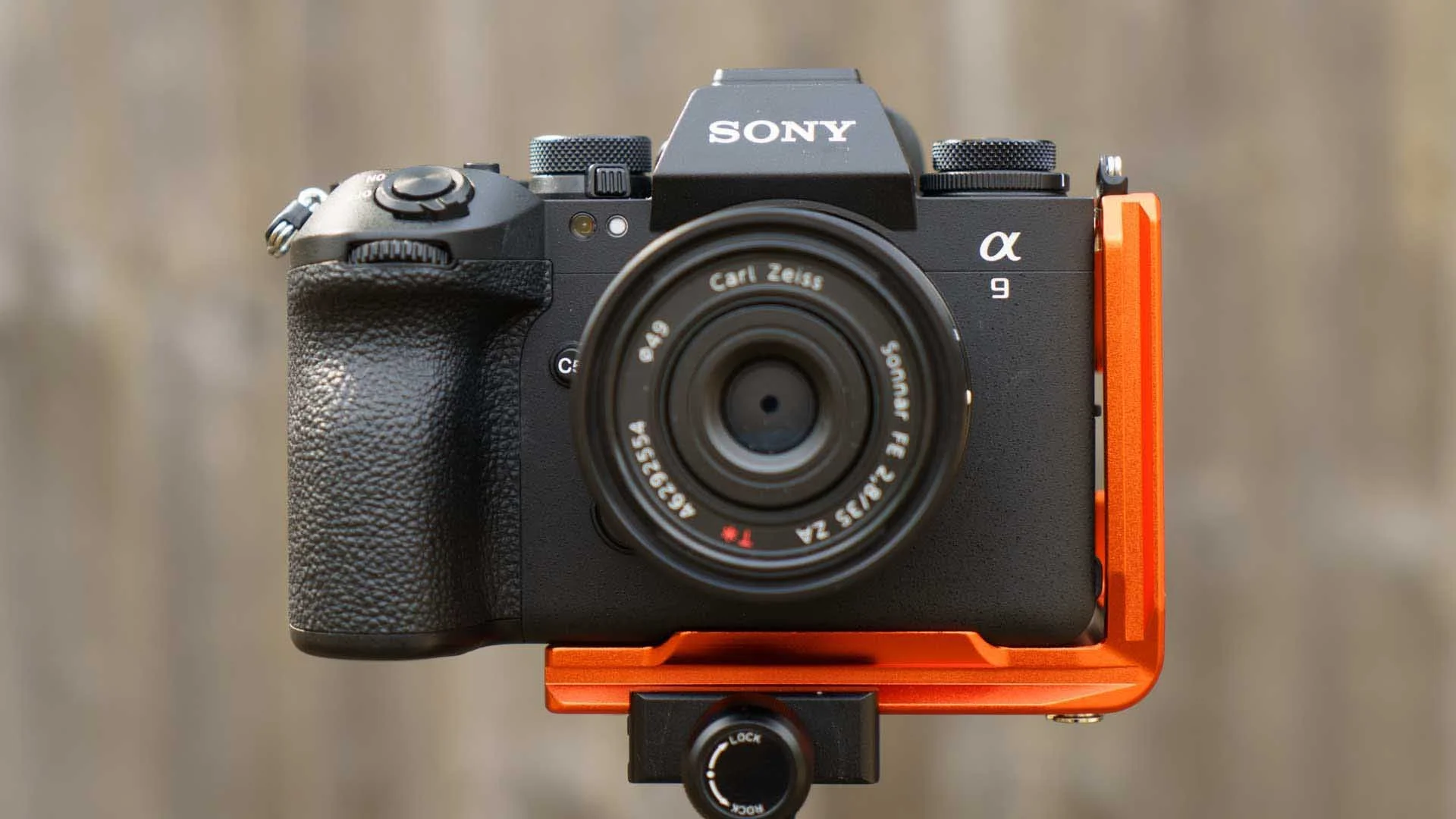  A lip on the base plate of the 3 Legged Thing Arnie fits perfectly around the bottom front edge of the camera, ensuring the camera won’t swivel or twist in the bracket. 