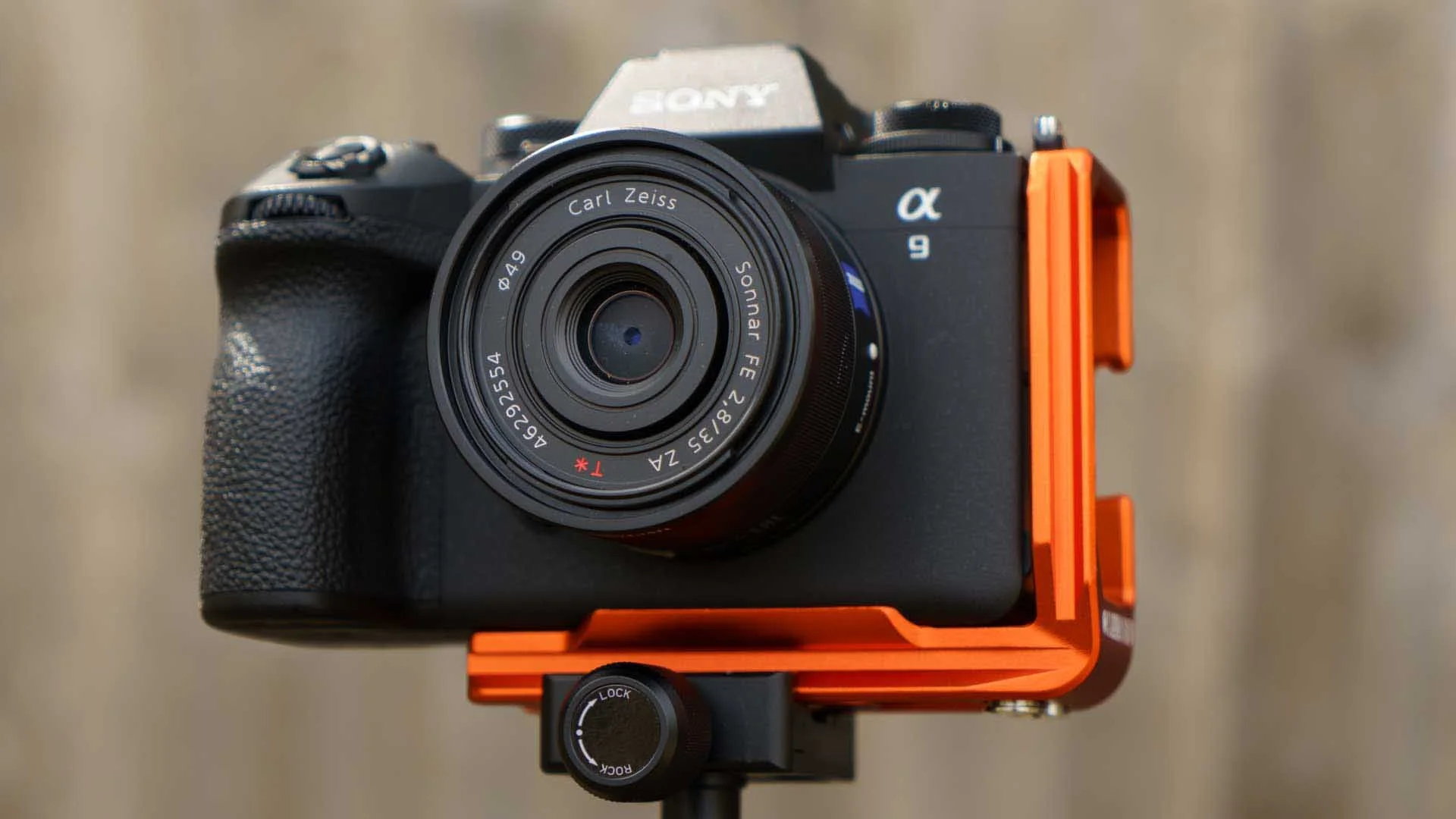  The 3 Legged Thing Arnie is designed to fit a selection of full-frame Sony Alpha cameras. It’s shown here on the Sony A9 III. 