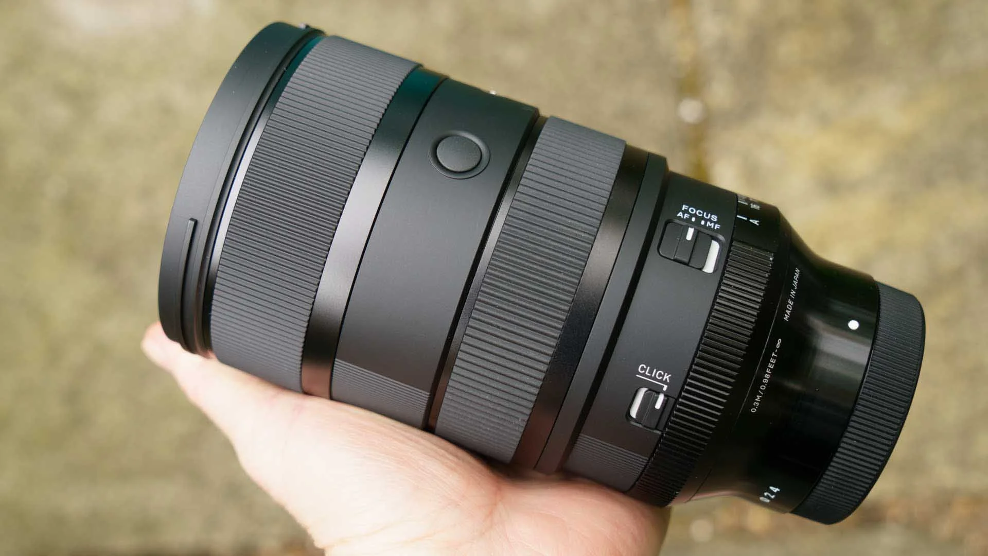  The L-mount version of the Sigma 28-45mm F1.8 DG DN Art weighs 960g while the Sony FE mount version shown here weighs 950g. 