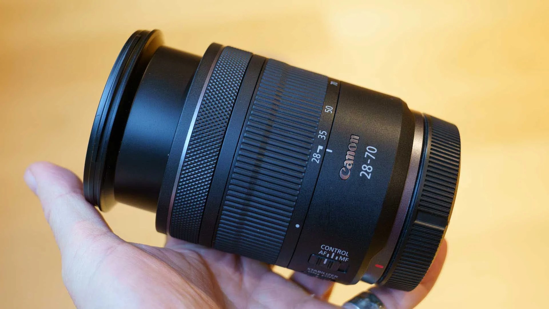  If the Canon RF 28-70mm F2.8 IS STM is collapsed for transportation, the zoom ring must be turned to the 28mm point to extended it ready for use. 