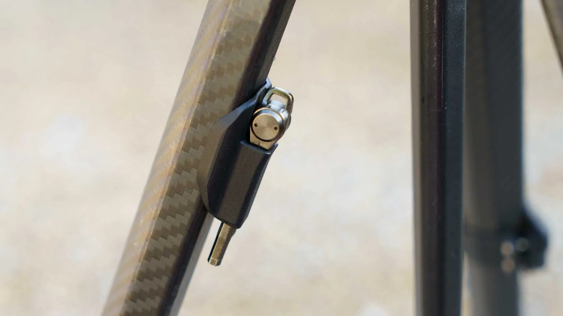  While it’s nice to have the hex tool close to hand, it’s easily lost from its holder when it’s clipped onto a leg. However, that loop at the end of the tool makes it easy to clip onto other items, perhaps using a Peak Design Anchor Loop. 