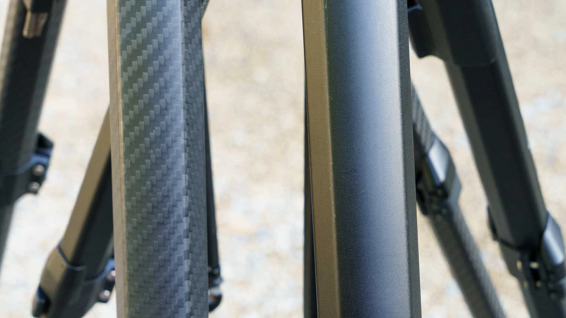  The legs of the carbon fibre Peak Design Travel Tripod (left) have a distinctive pattern that makes it easily distinguished from the aluminium tripod (right) 