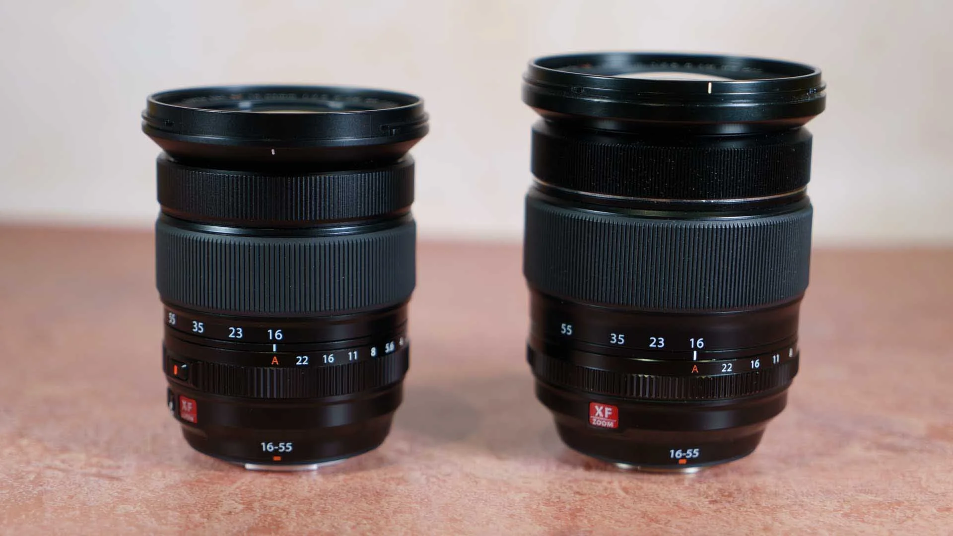  Left: Fujifilm XF16-55mmF2.8 R LM WR II, right: Fujifilm XF16-55mmF2.8 R LM WR. The difference in size between the Fujifilm XF16-55mmF2.8 R LM WR II and the original Fujifilm XF16-55mmF2.8 R LM WR is immediately apparent. 