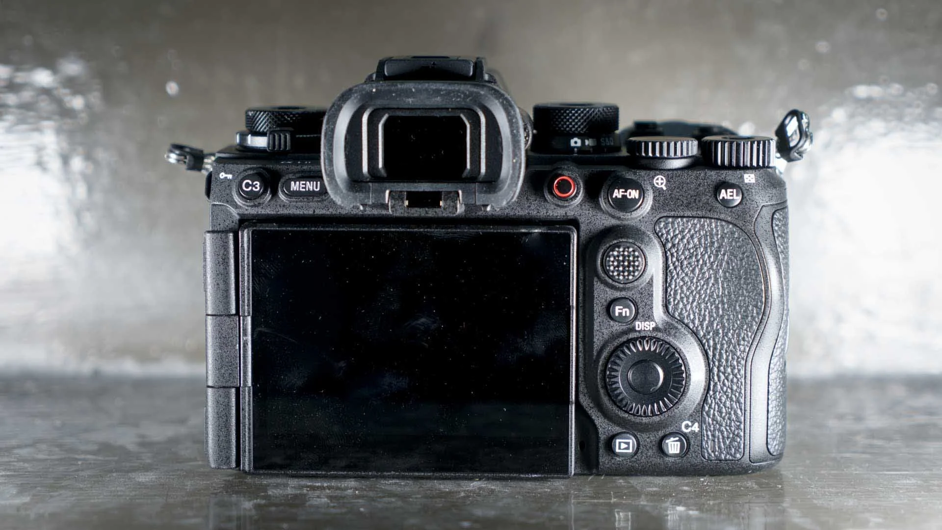  All of the controls on the back of teh Sony A1 II are within convenient reach. 