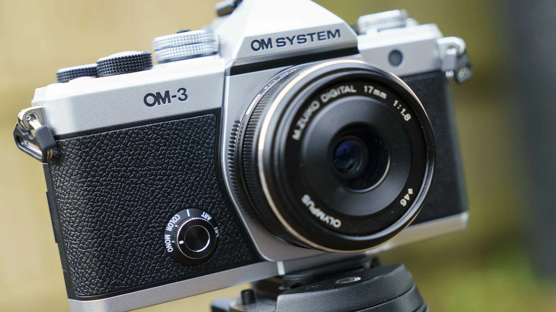  The colour profile dial is on the front of the OM-3 is within easy reach of your right hand when you hold the camera in your left hand, but, at least in the early days, you’re likely to want to turn the camera to check which setting you are selecting. That settings is, however, shown on the camera’s screen. 