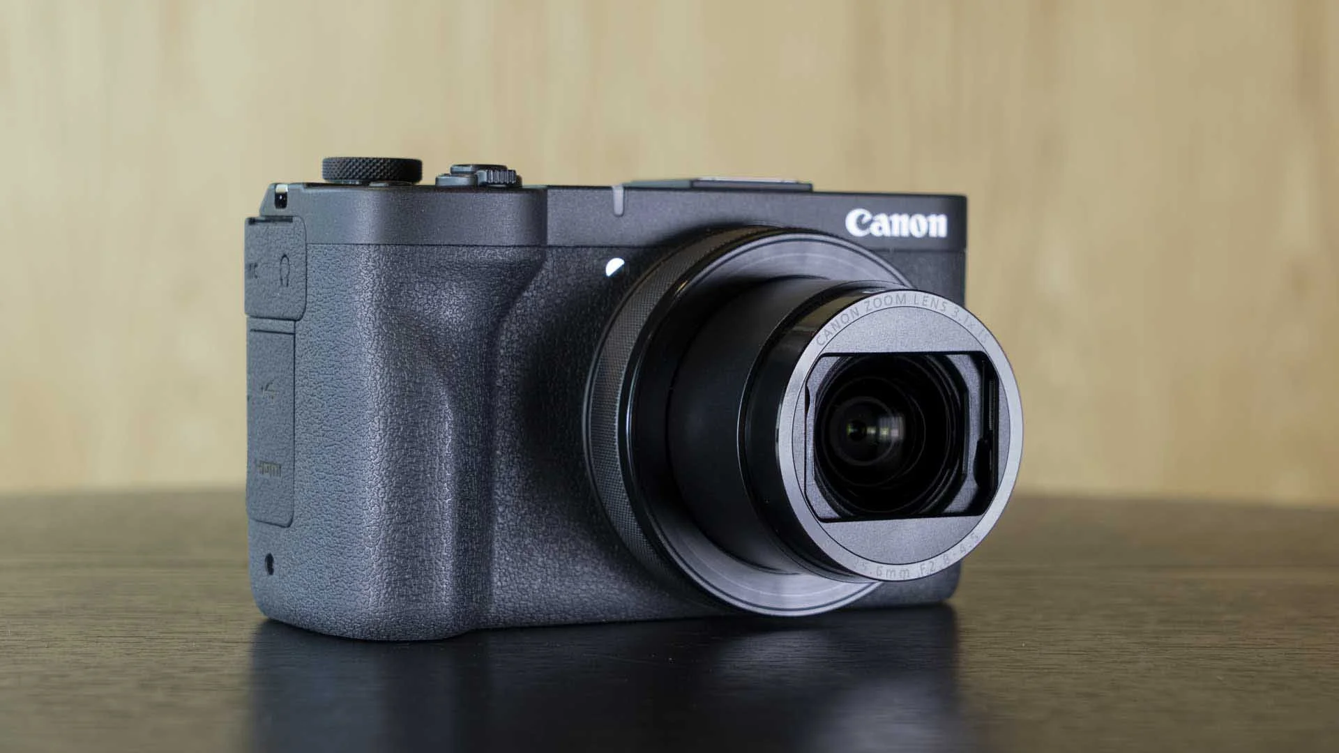  The grip on the Canon PowerShot V1 is well-shaped and has a textured coating that gives excellent purchase.  