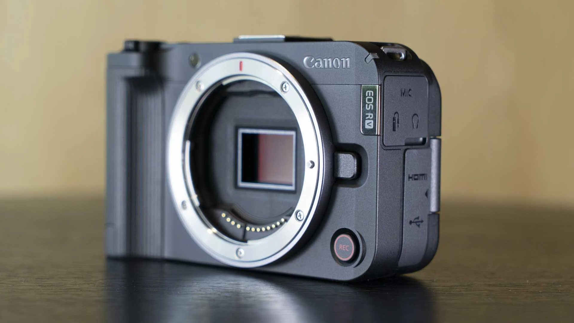  The Canon R50 V has a rounded, rectangular shape that looks modern and feels better in your hand than you might imagine. 