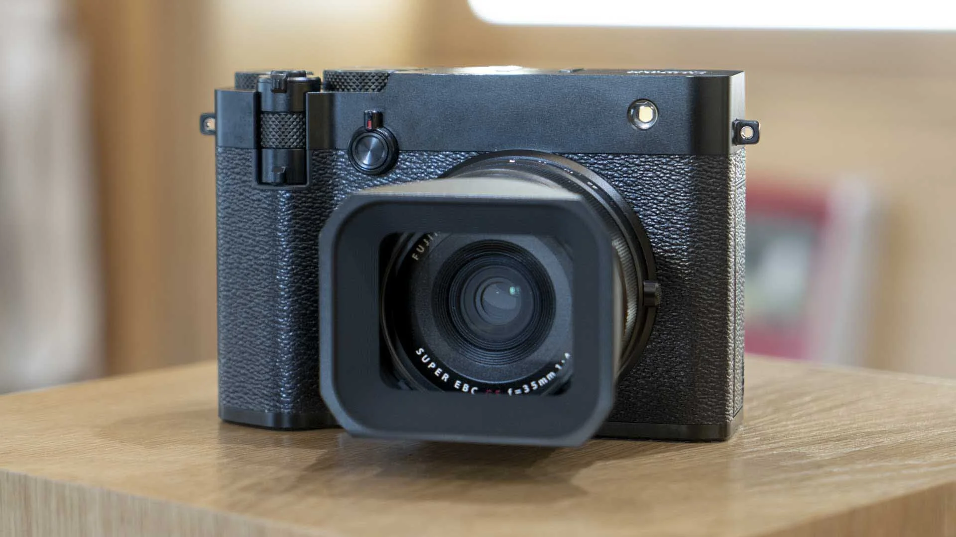  The fixed Fujinon 35mm F/4 has a focal length equivalent to a 28mm lens on a full-frame camera. 