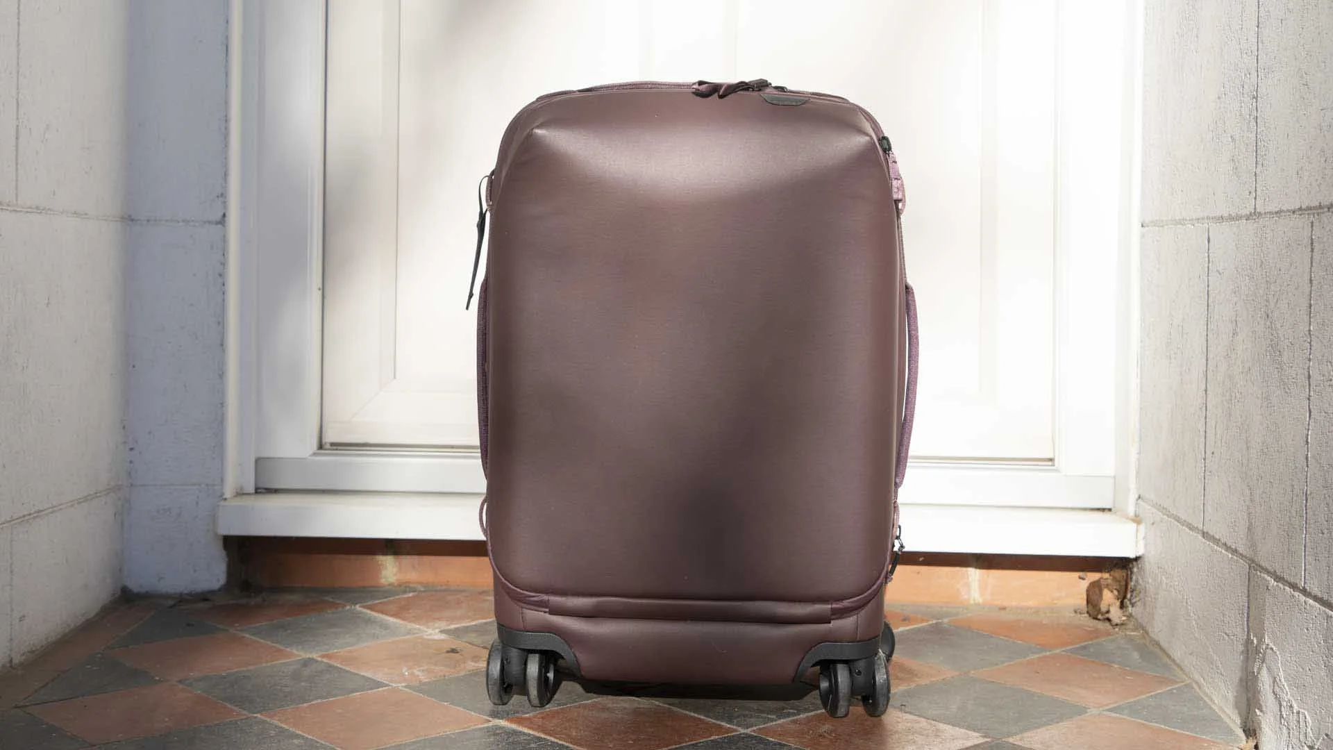  The Peak Design Roller Pro Carry-On  has a smart appearance with clean lines. 