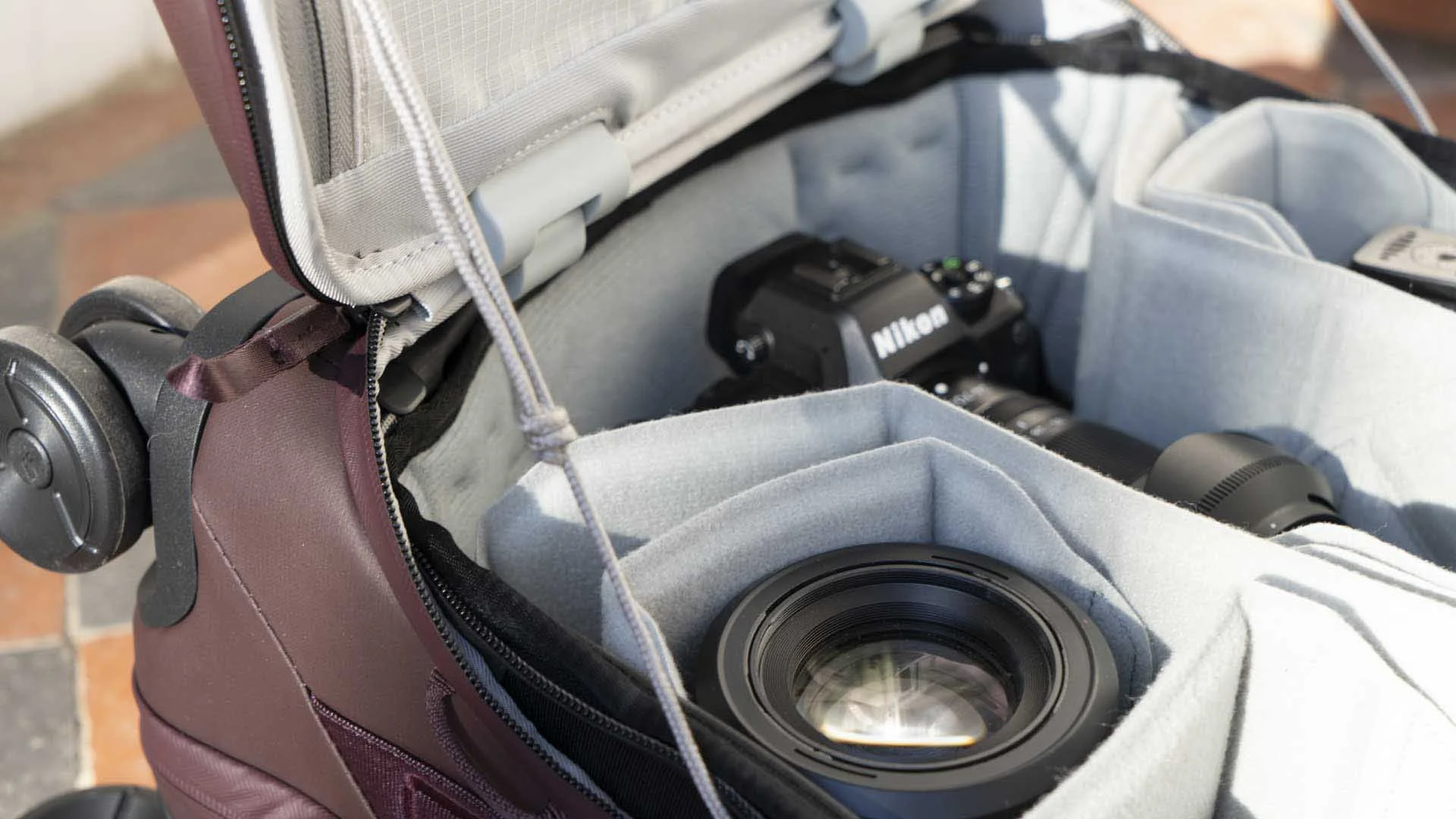  The main compartment opens with a ‘Drawbridge’ that has two cords to prevent the lid from tipping right over. The length of these cords can be adjusted, and they can be unclipped if not required. 