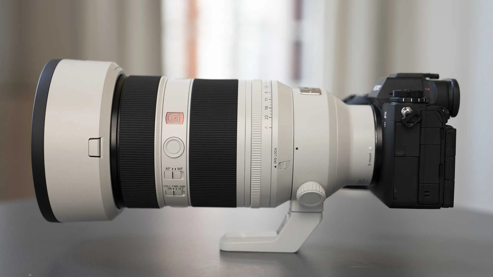  The lens barrel has three customisable focus hold buttons and switches to set the focusing mechanism. 