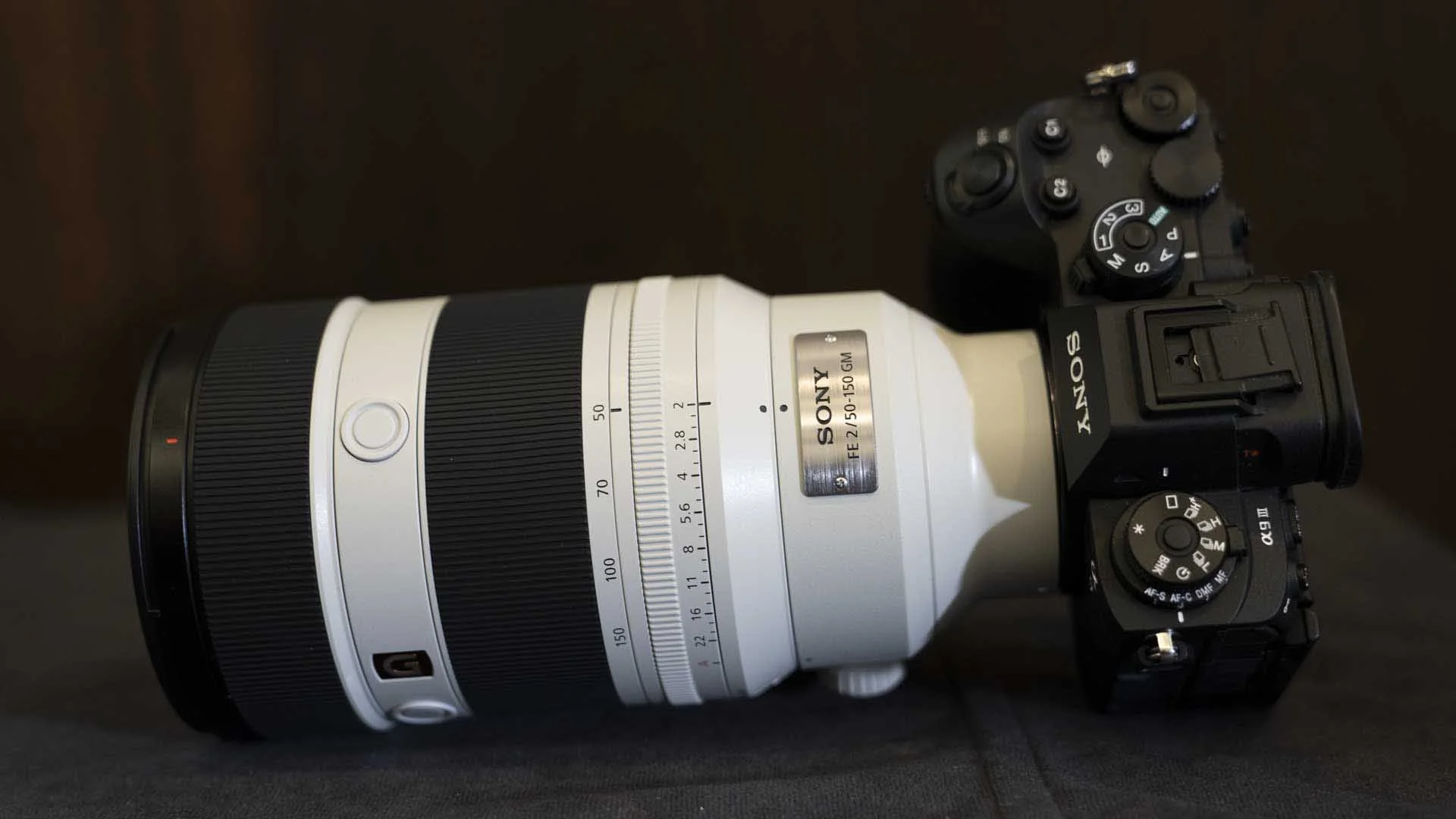  The Sony FE 50-150mm F2.0 GM has a broad zoom ring alongside the aperture righ which has a switch to engage or disengage the ‘click’ as it rotates. 