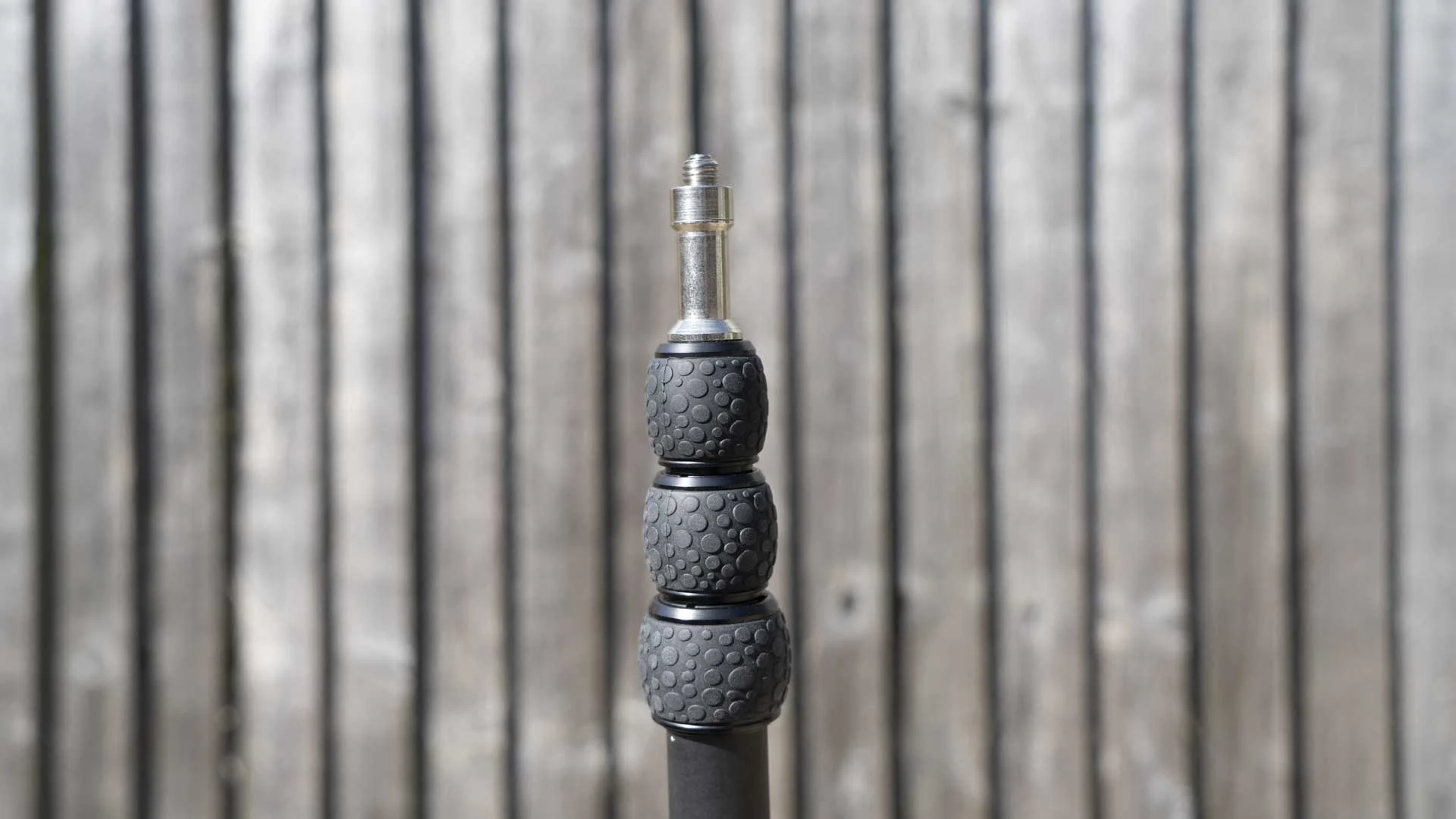  The column extension locks are chunky and have good grips 