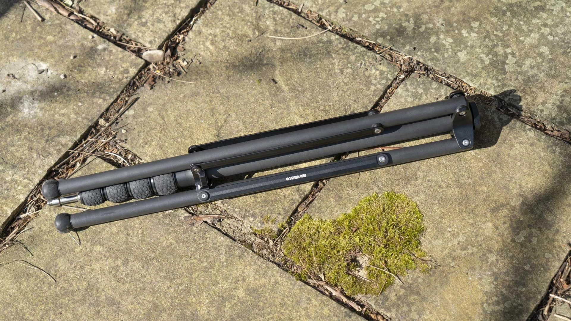  The 3 Legged Thing Luna’s legs fold back over the centre column for storage or transport. 