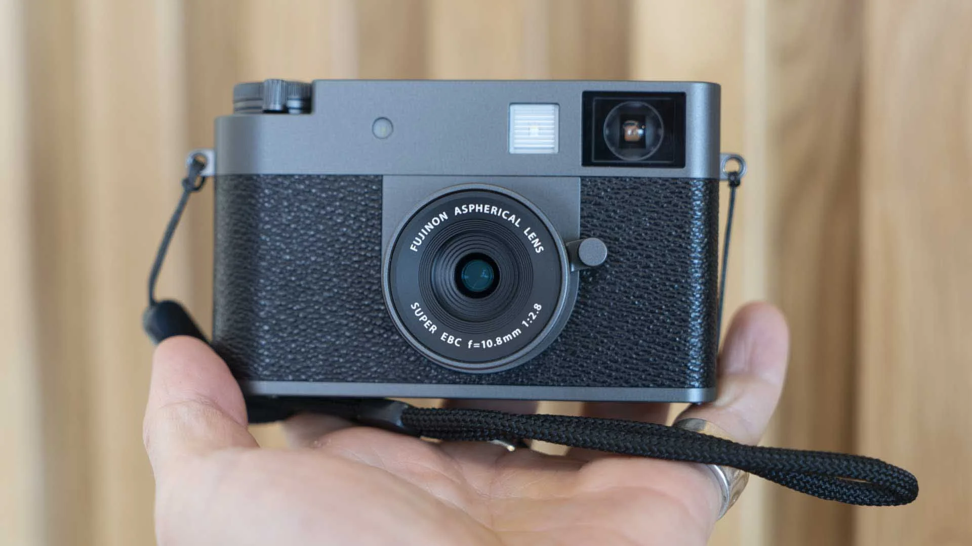  Despite its flat front, the Fujifilm X half is small and light enough to feel secure in your hand 