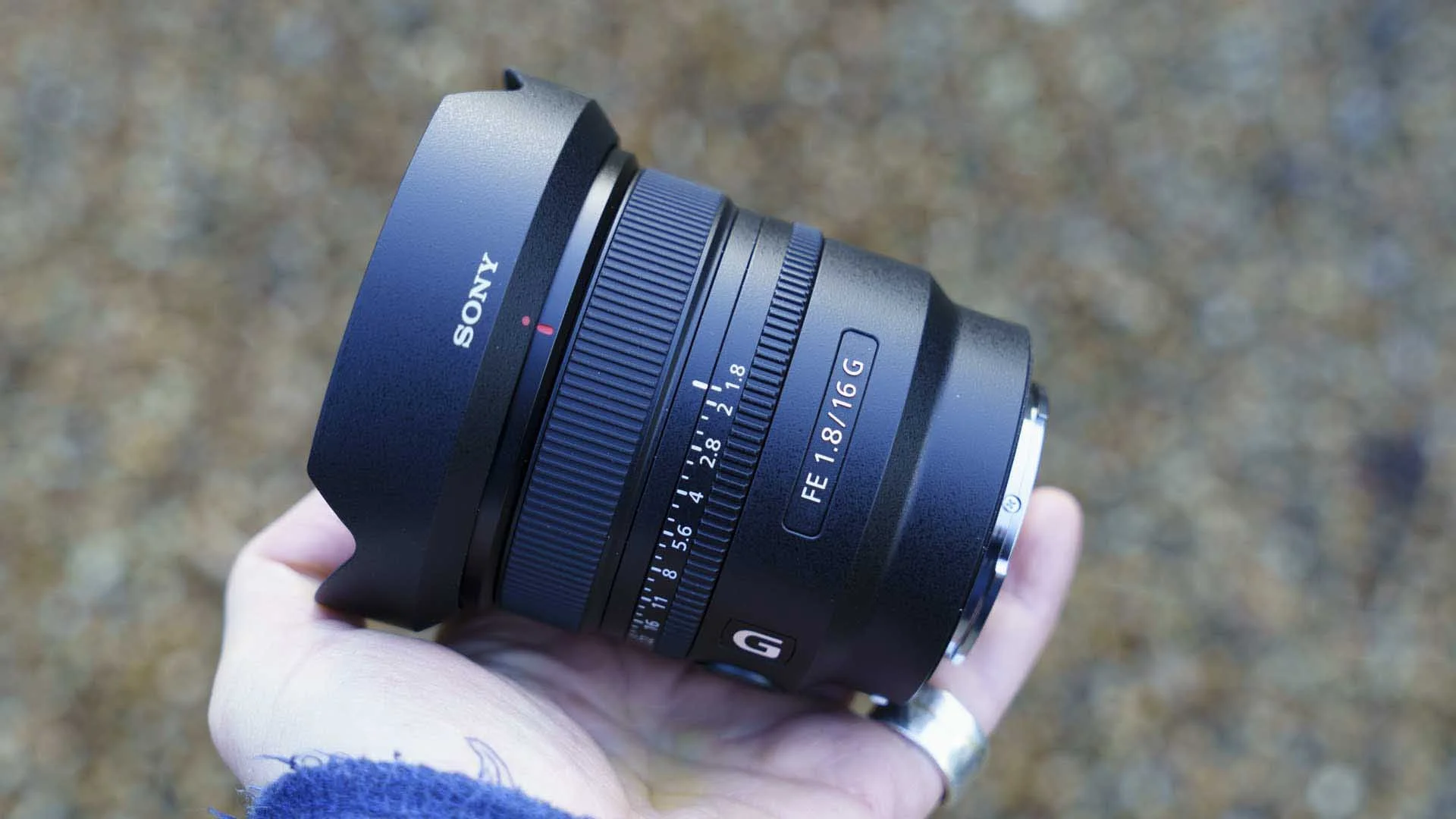  The Sony FE 16mm F1.8 G comes with a petal-type lens hood. 