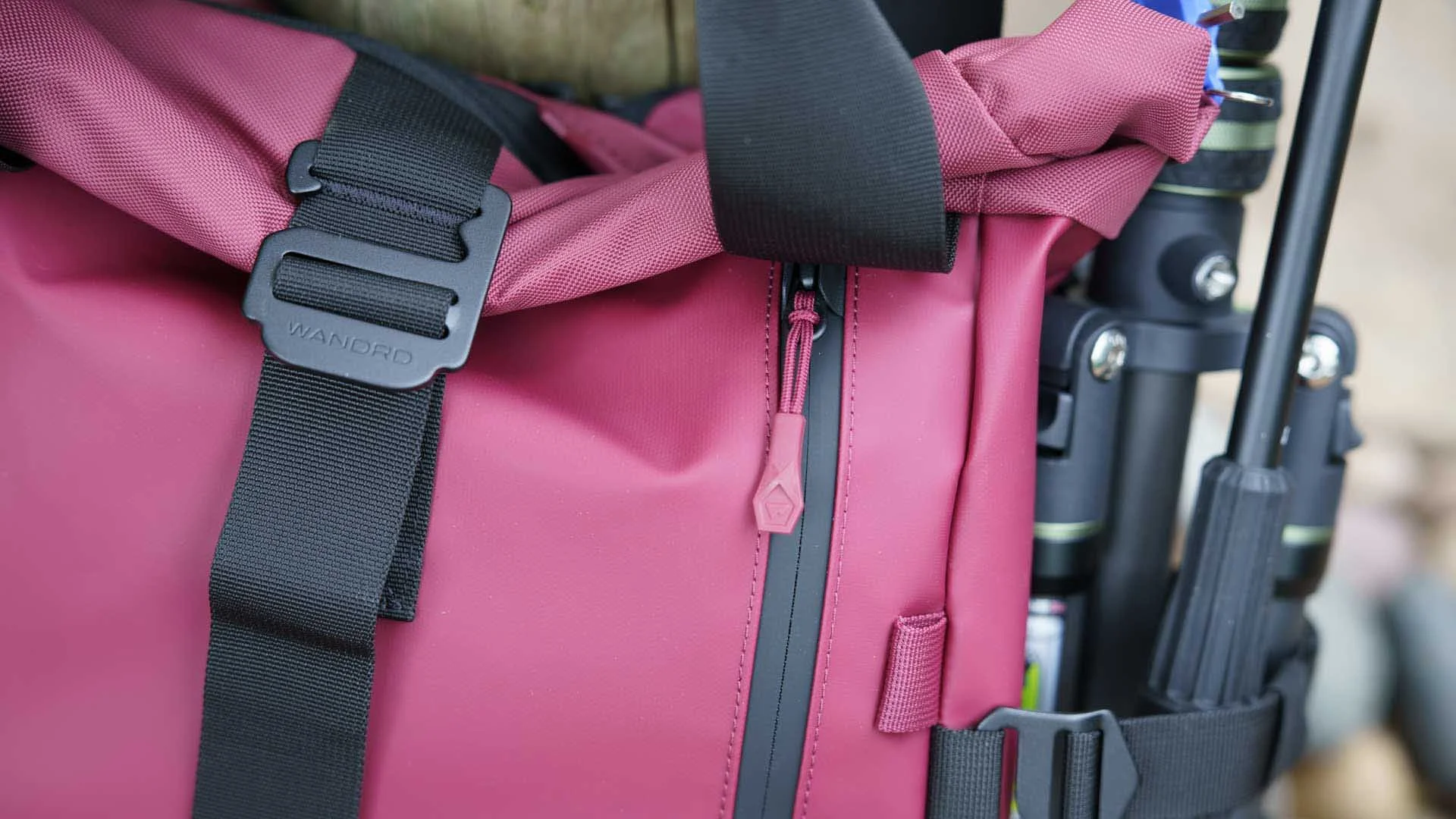  The roll-top is held in place by a broad strap with a metal hood. The zip to the right opens the large, flat, front pocket. 