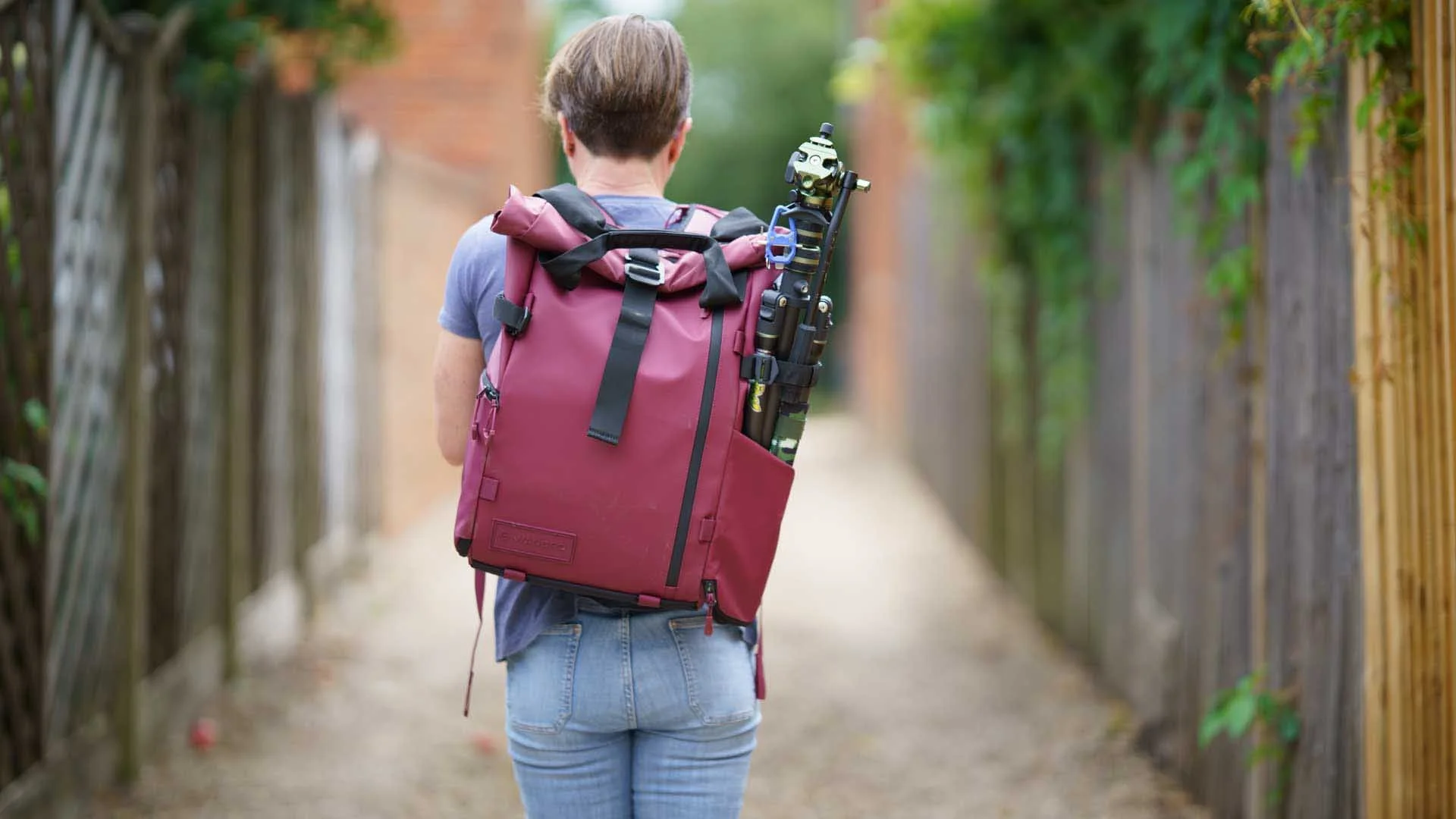  Wandrd PRVKE 21 V4 has a deep side pocket and strap to keep a tripod secure. 