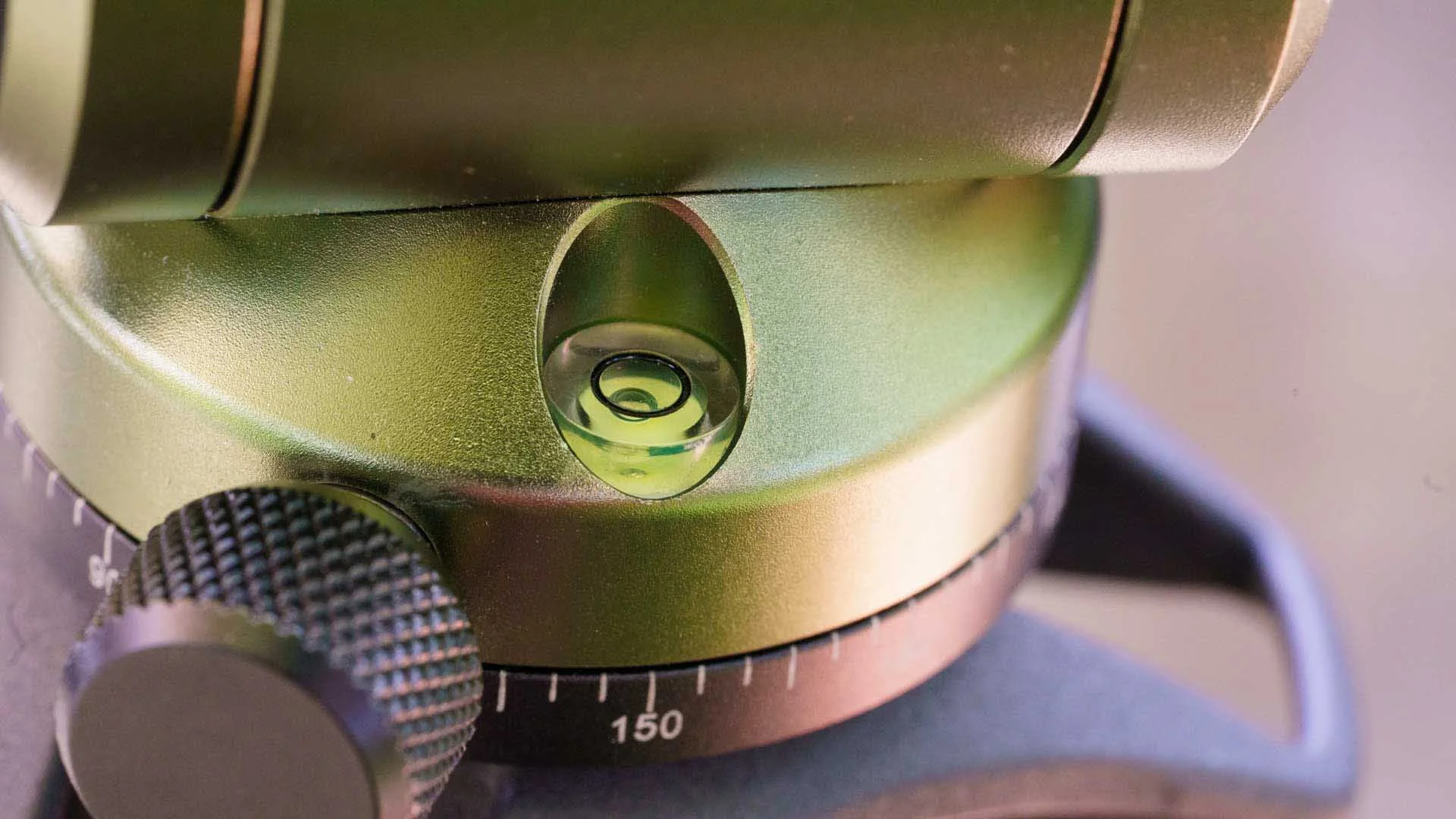  This spirit level in the base of the AirHed vision is partially obscured from above by the tiling mechanism, which means you can’t really rely on it to get the tripod level. That’s not an issue if your tripod collar has a spirit level - like 3 Legged Things’ range of tripods.  