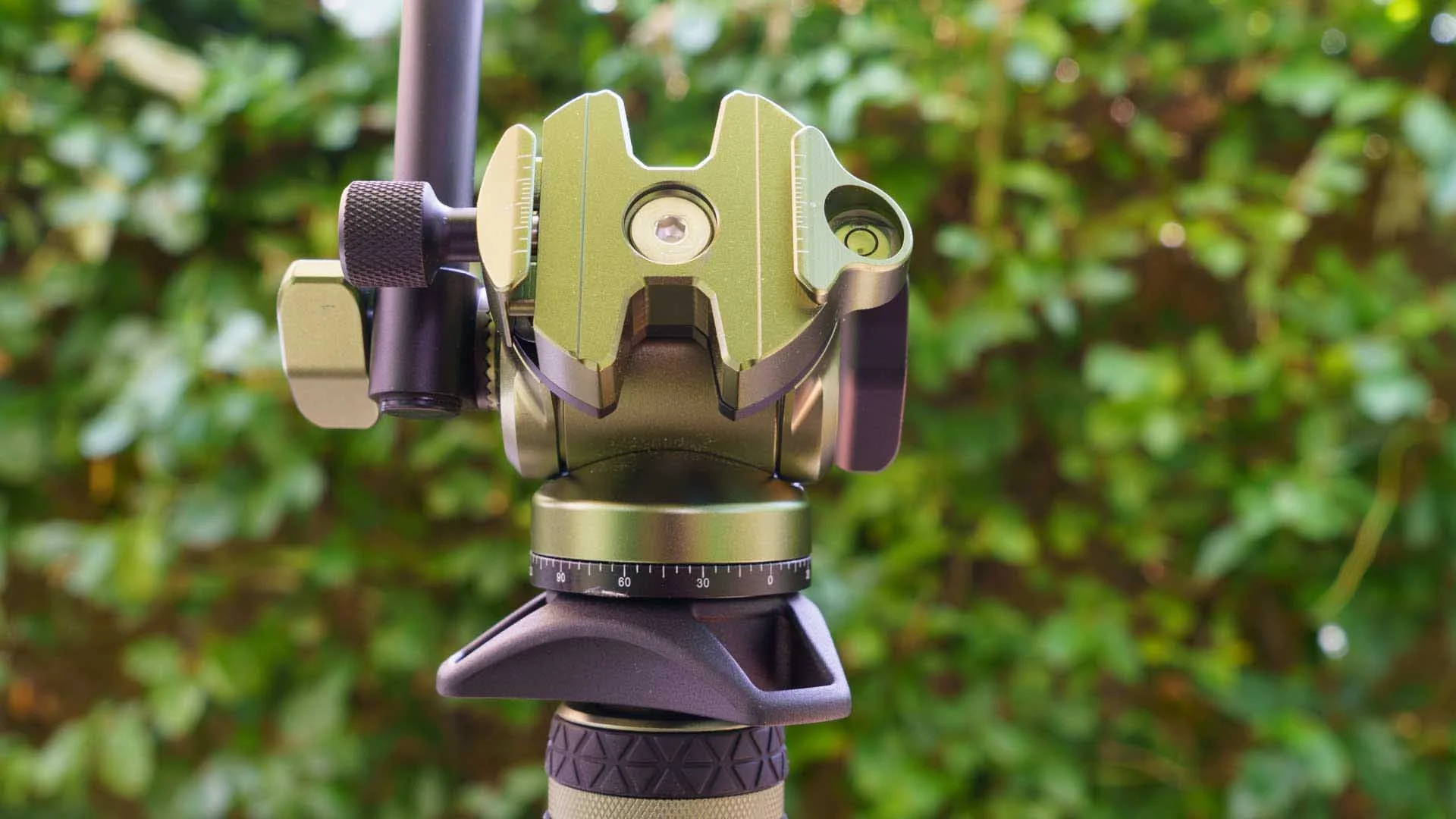  The bolt at the centre of the AirHed Vision clamp can be loosened to enable the clamp to rotate through 90 degrees for upright shooting. 