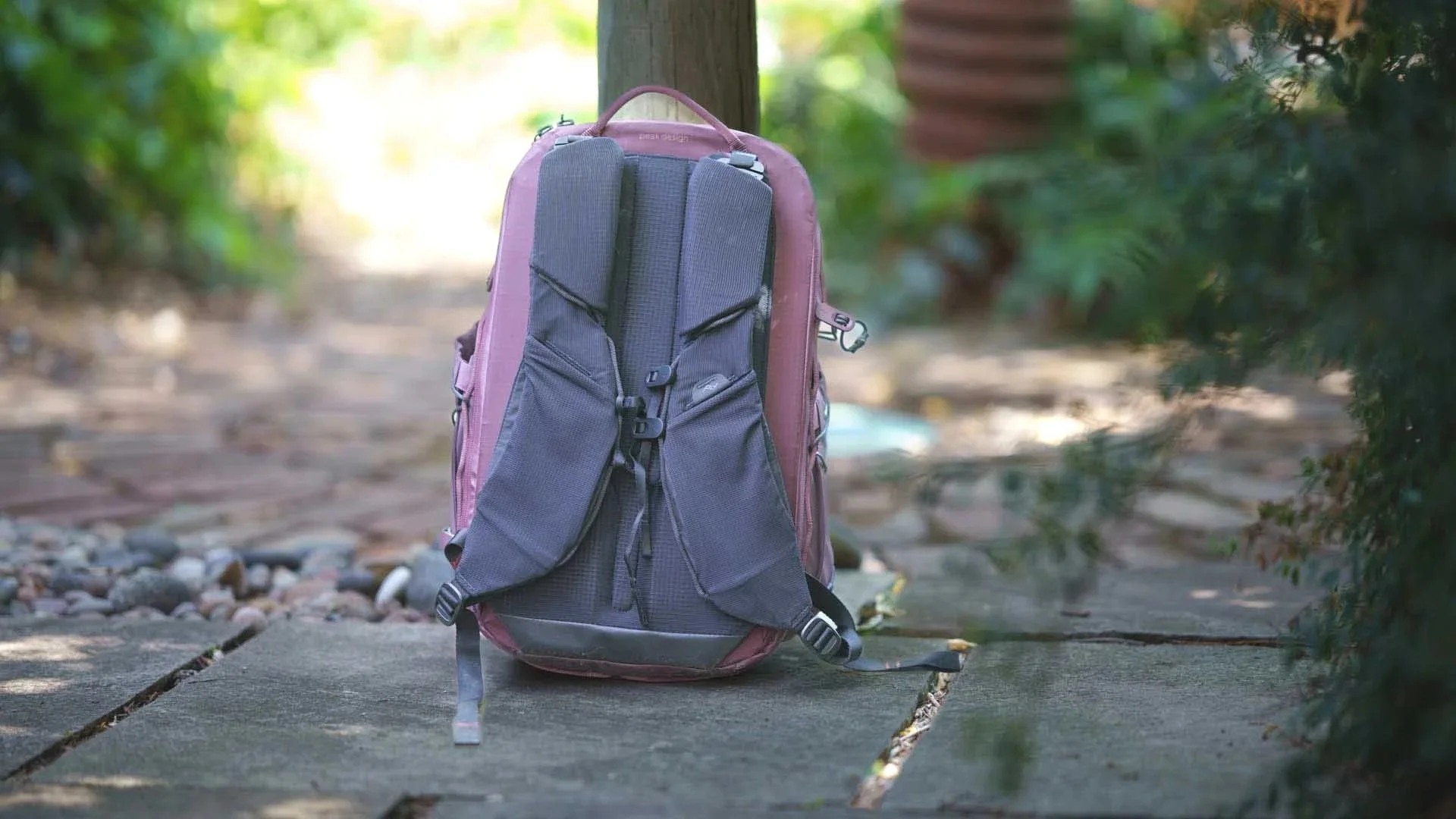  The backpanel of the Outdoor 18L backpack is nicely padded and has a central channel for ventilation. 