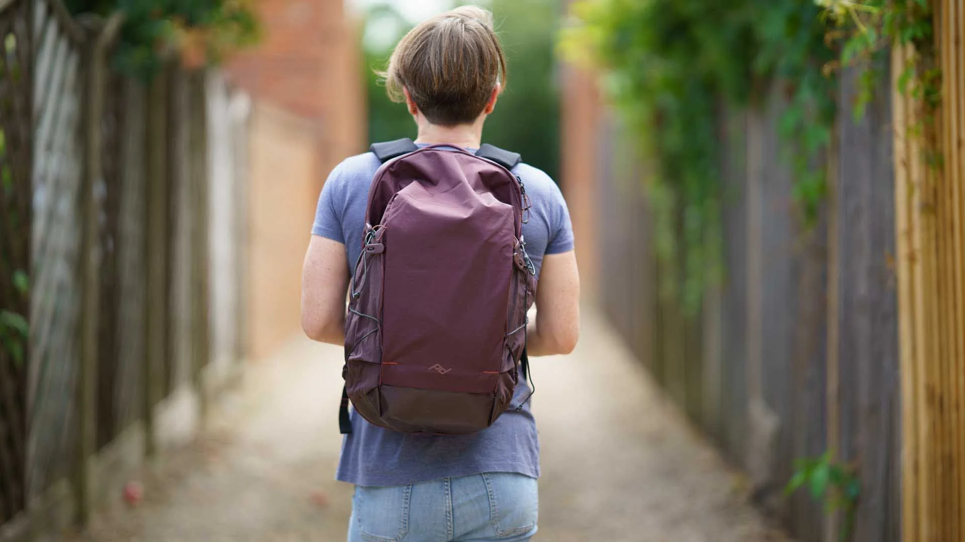  Unlike the 25L and 45L Outdoor Backpacks from Peak Design, the 18L version has a fixed capacity with no roll-top or front ‘kangaroo-pouch’. 