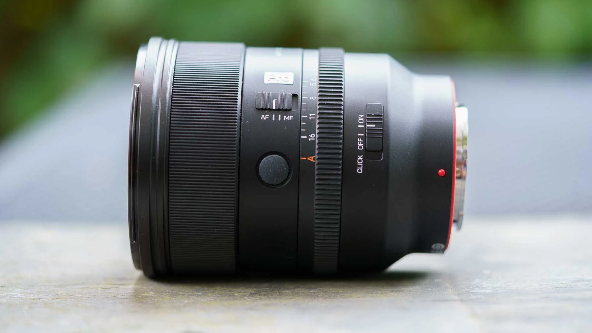  The Viltrox AF 85mm F1.4 Pro FE has an aperture ring with a click/de-click switch, a customisable focus hold button and an AF/MF switch.  