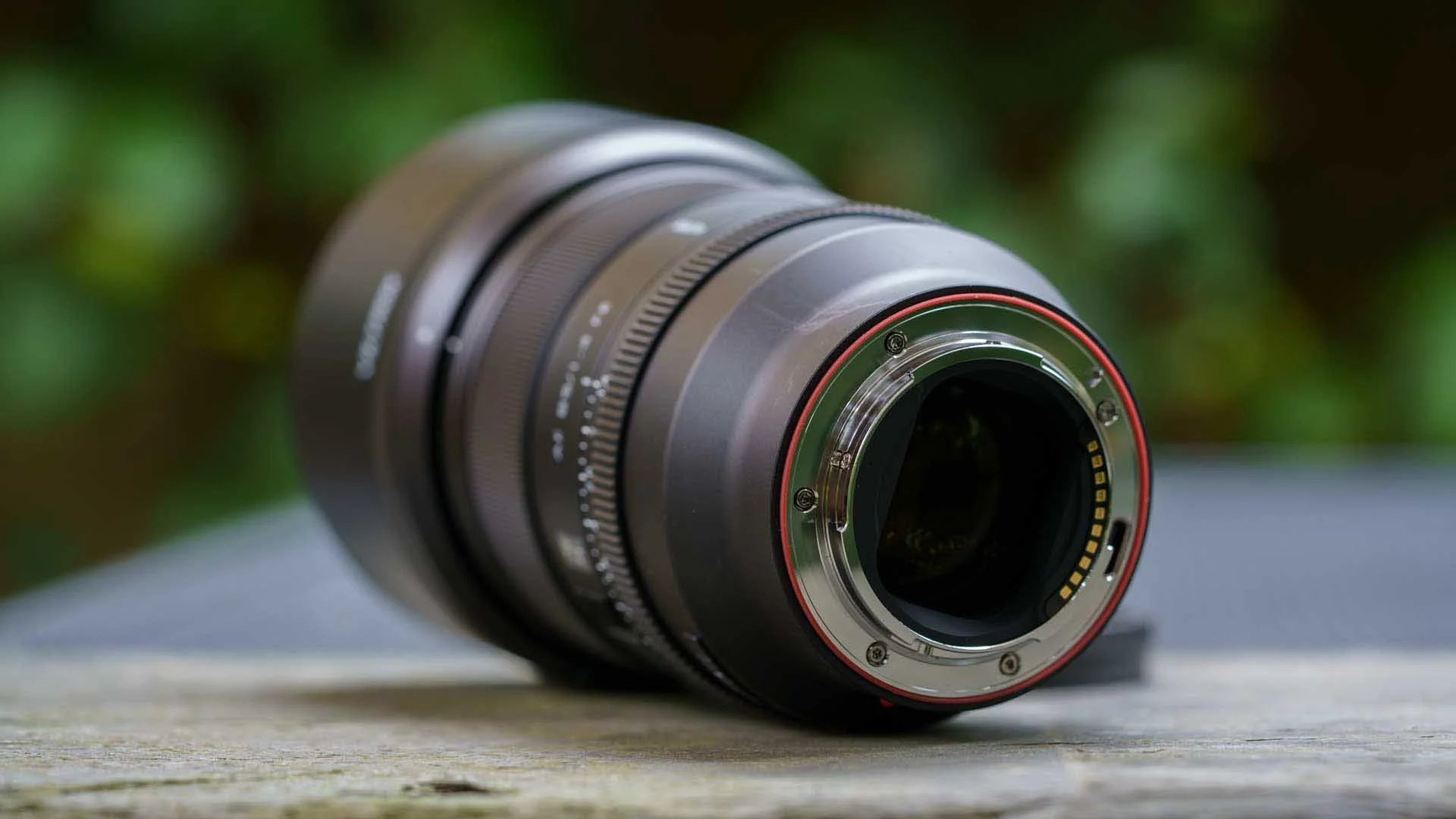  The lens’ metal mount has an orange rubber seal to keep out dust and moisture. It’s also weather-resistant overall.  