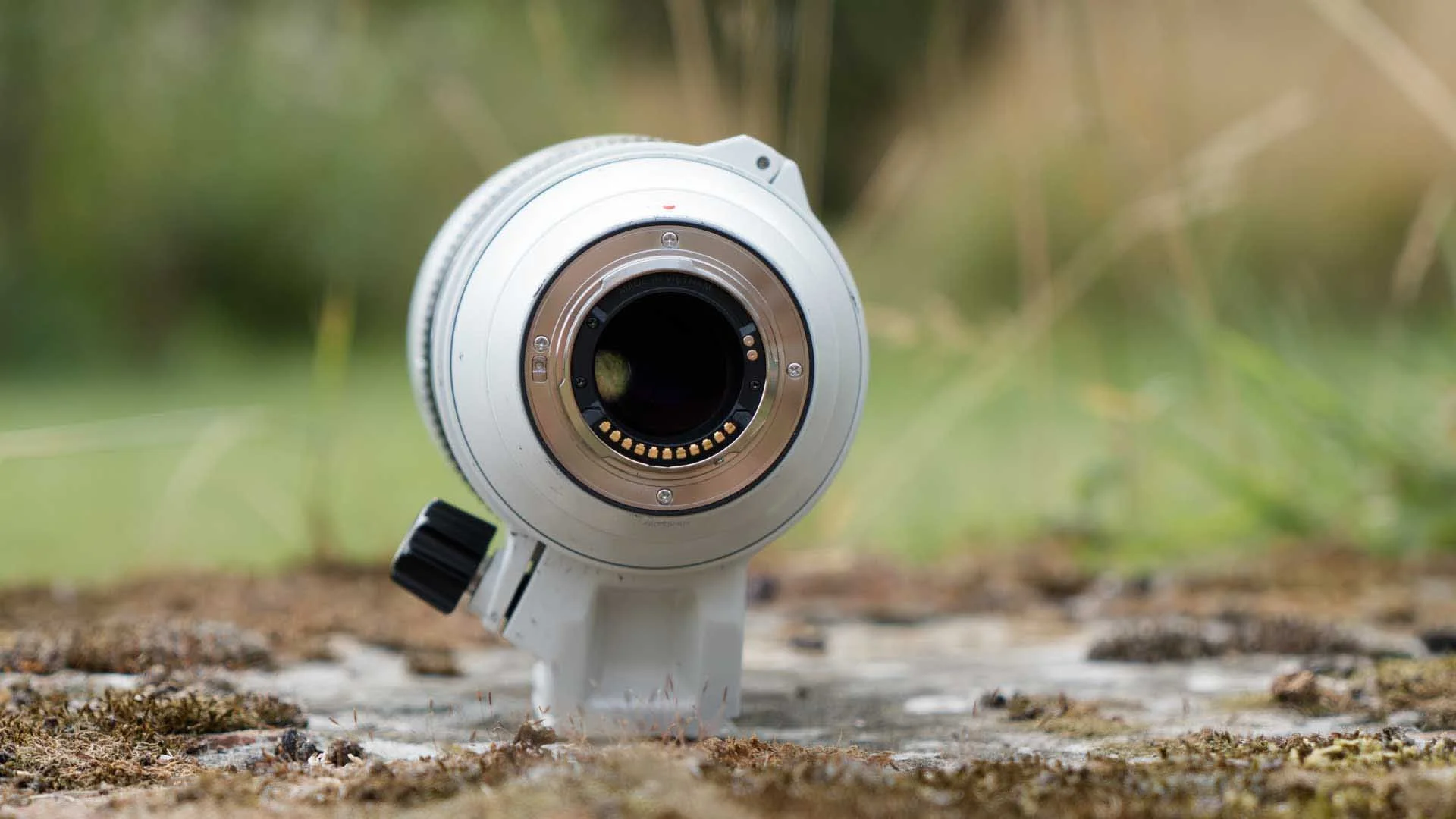  As you’d expect with a high-end lens, the OM System M.Zuiko ED 50-200mm F2.8 IS Pro has a metal mount plate. 