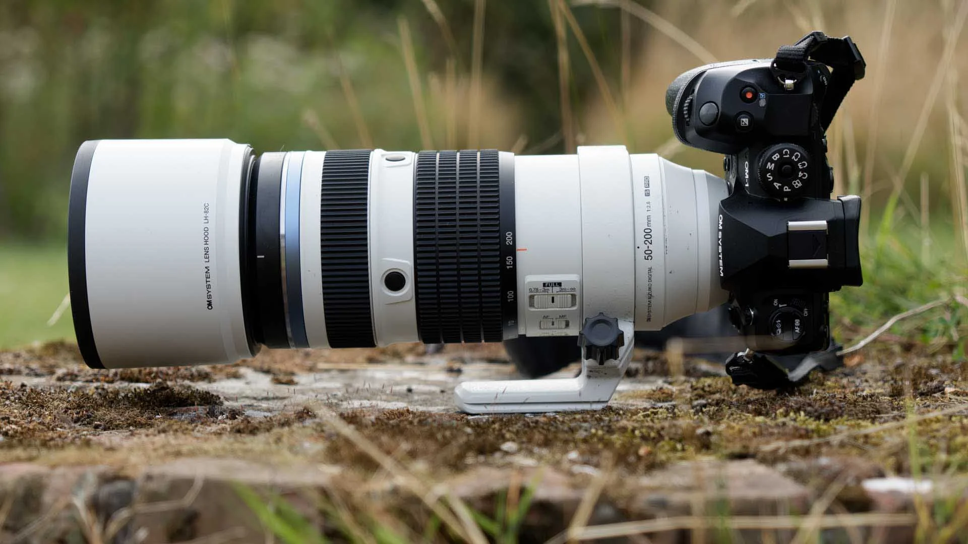  The lens collar rotates around the lens barrel, making it easy to switch between landscape and portrait orientation shooting when the lens is mounted on a tripod or monopod. 