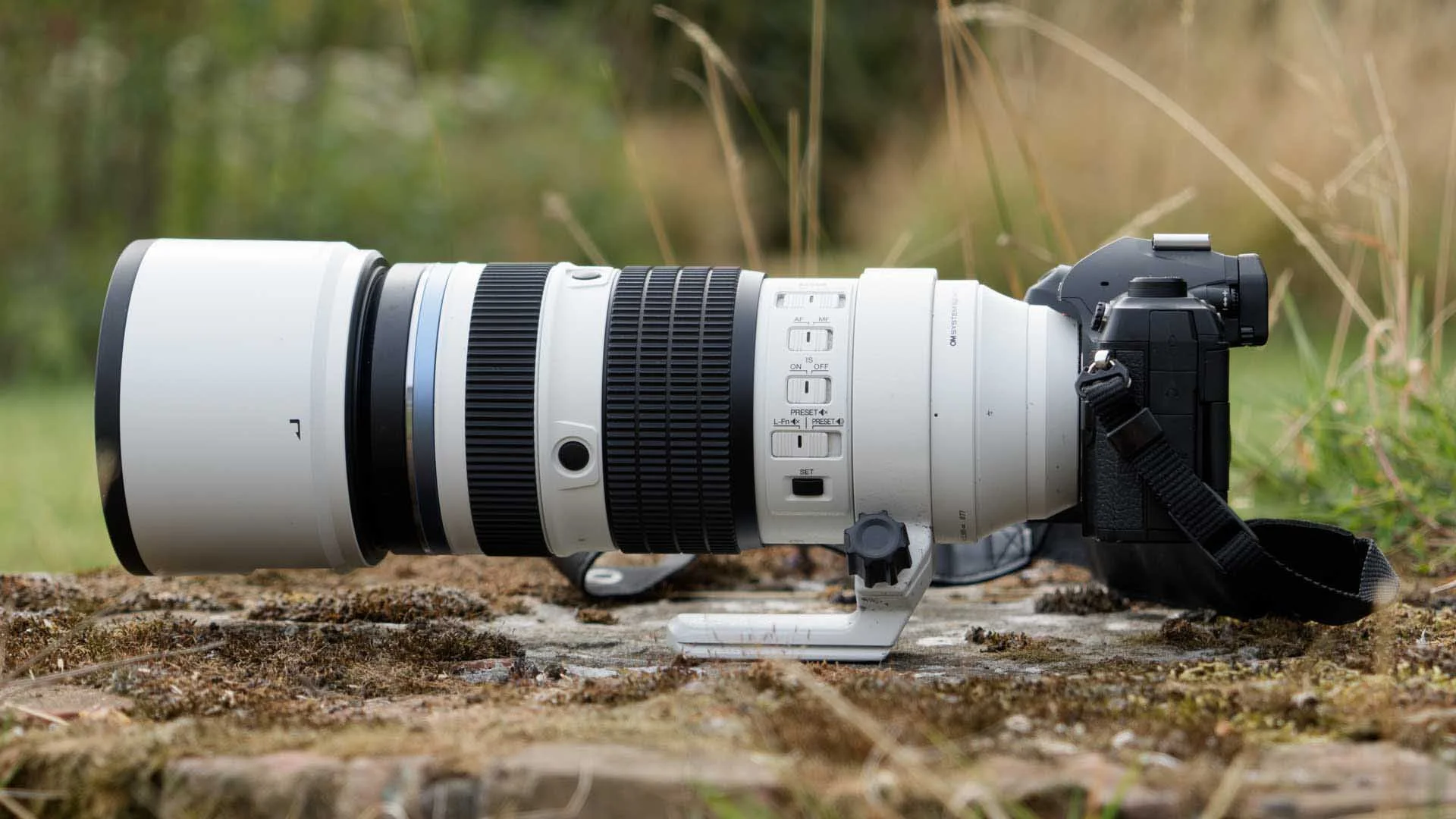  OM System supplies the ED 50-200mm F2.8 IS Pro with a deep lens hood that has a filter adjustment window. 