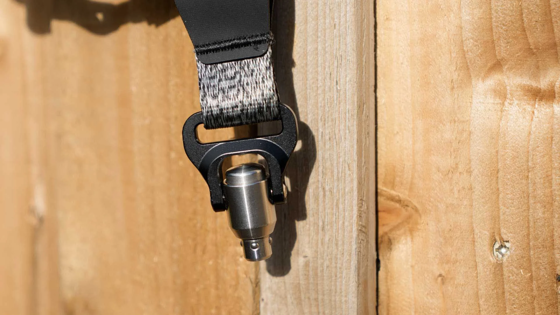   Depressing the top button section of the  3 Legged Thing Axis Swivel connector with draws the ball bearings in the bottom section so it can be inserted into or removed from the QD Plate, QD L-Bracket or QD Buckle. 