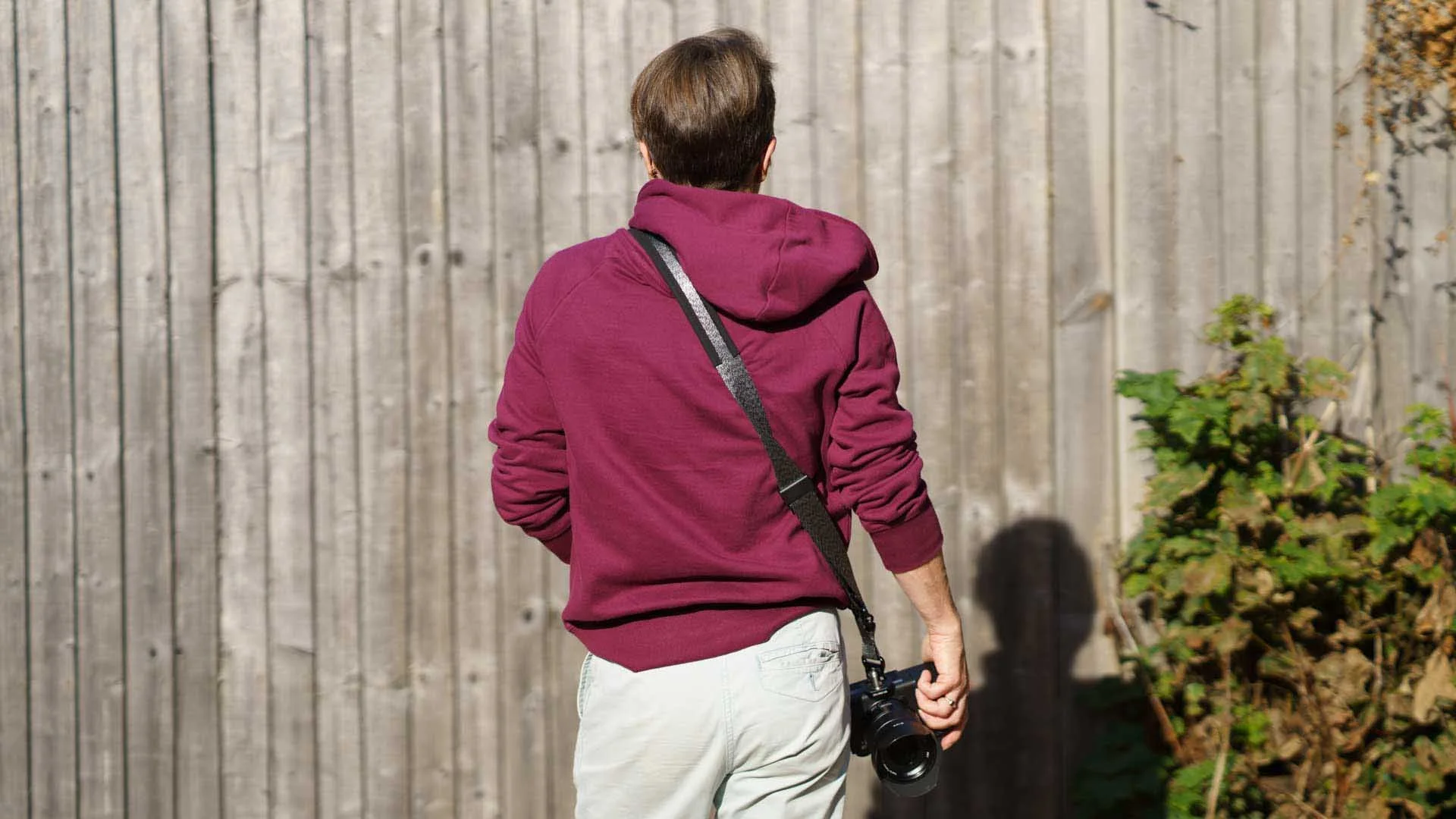  The Axis 34 can be worn across your body as in this photo, or around your neck or over your shoulder. The black band near the top of the strap is the padding of the padded version (Axis 34P). 