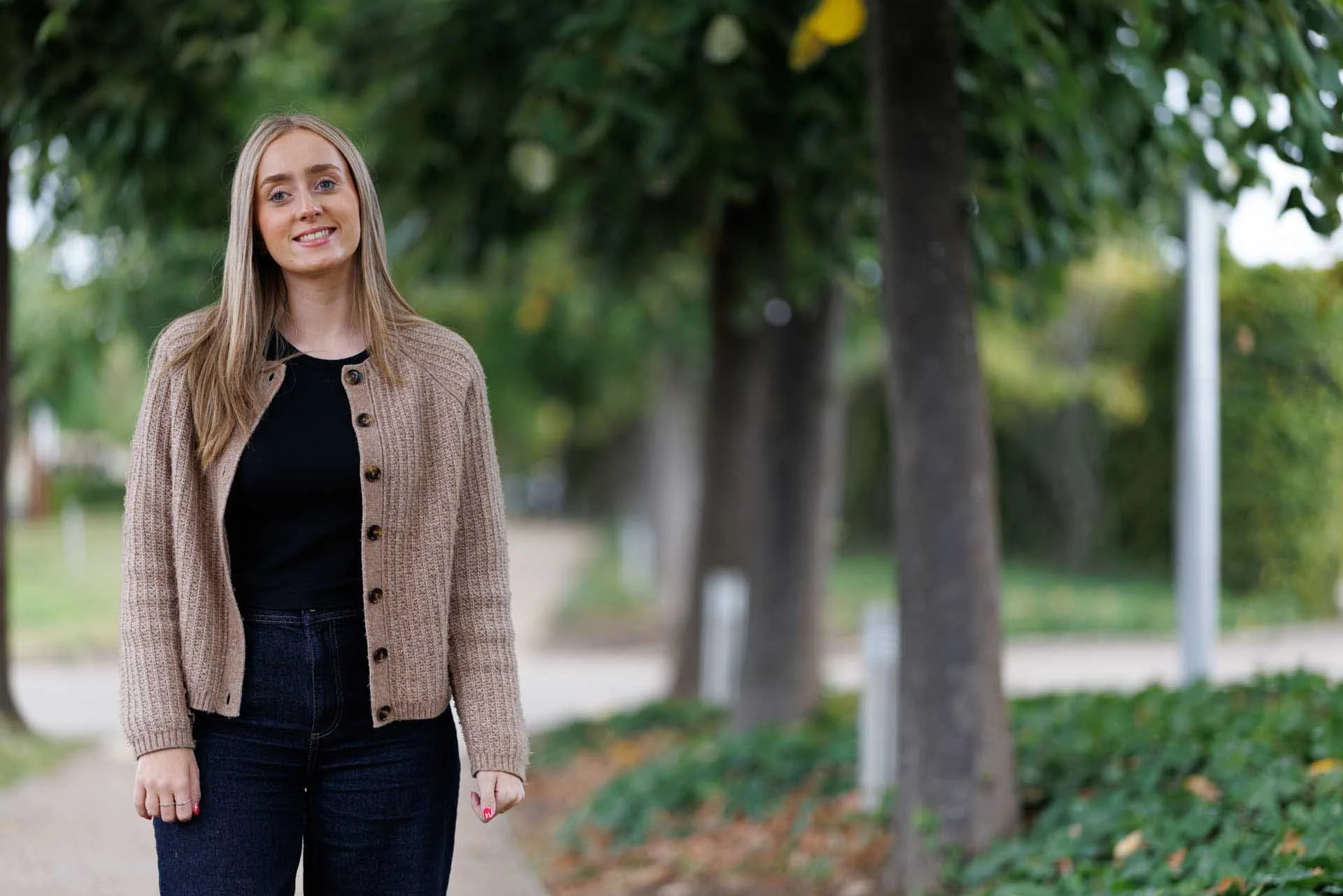  Even at a distance for a 3/4-length portrait, the Canon RF 85mm F1.4L VCM gives excellent subject separation at its widest aperture. Image Credit: Angela Nicholson, Camera: Canon EOS R5 Mark II, Lens: Canon RF 85mm F1.4L VCM at 1/640 sec, f/1.4 and ISO 100. 