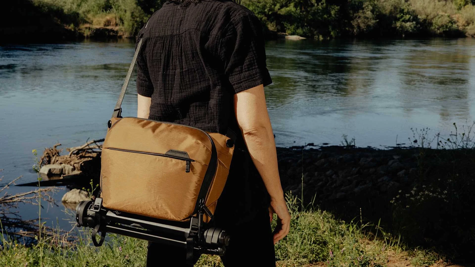  The Peak Design Sling 6L in coyote. 