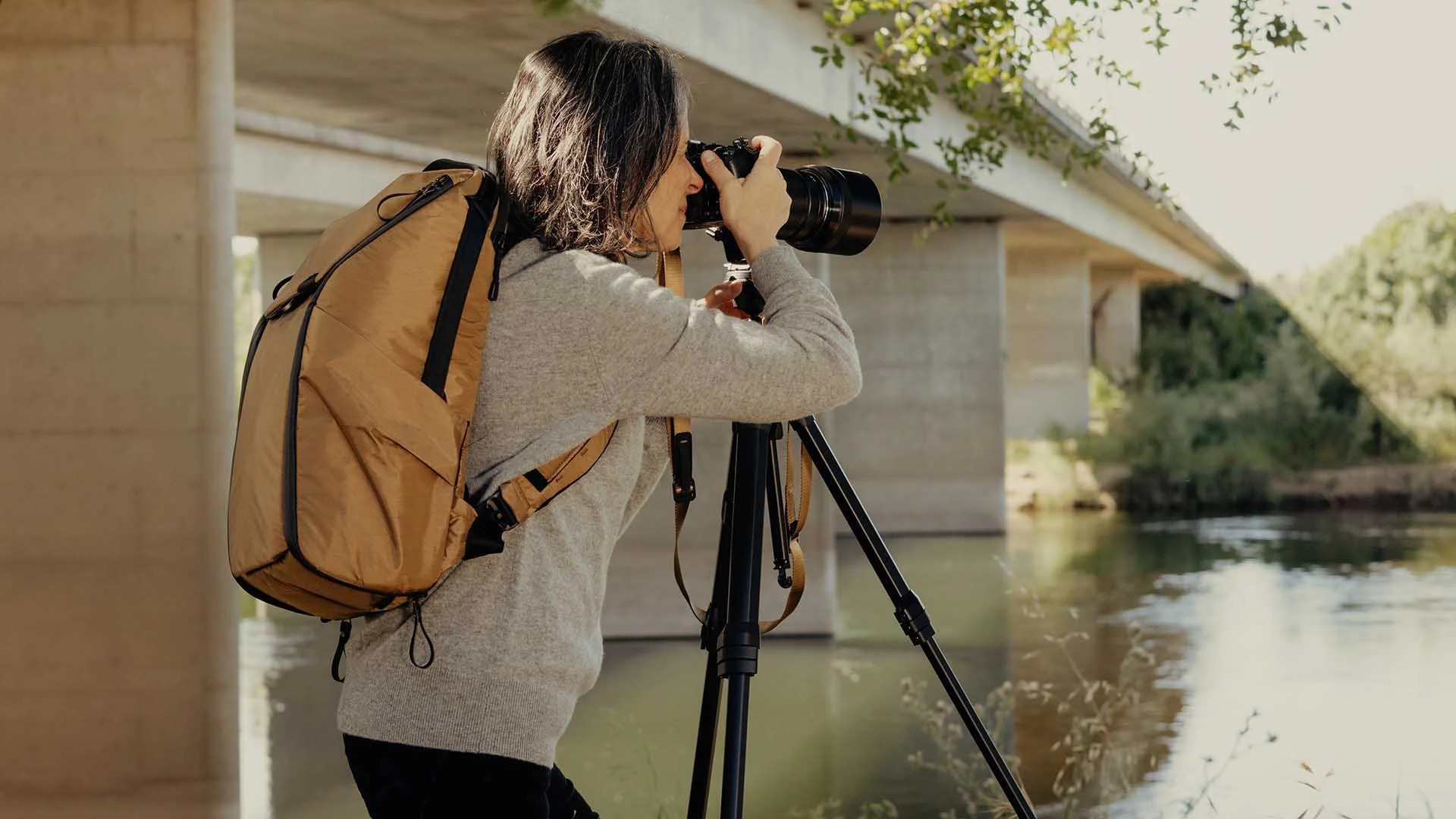  The Peak Design Everyday Backpack 20L in coyote. 