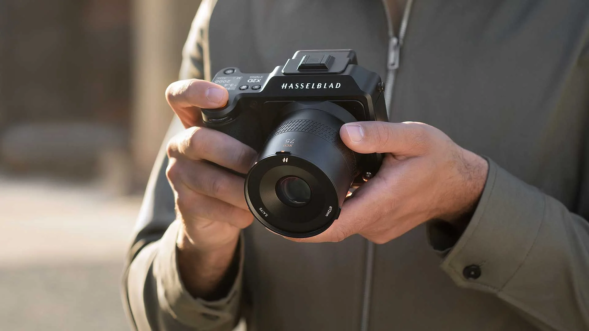  The Hasselblad XCD 3,4/75P lens is built with portability in mind. 
