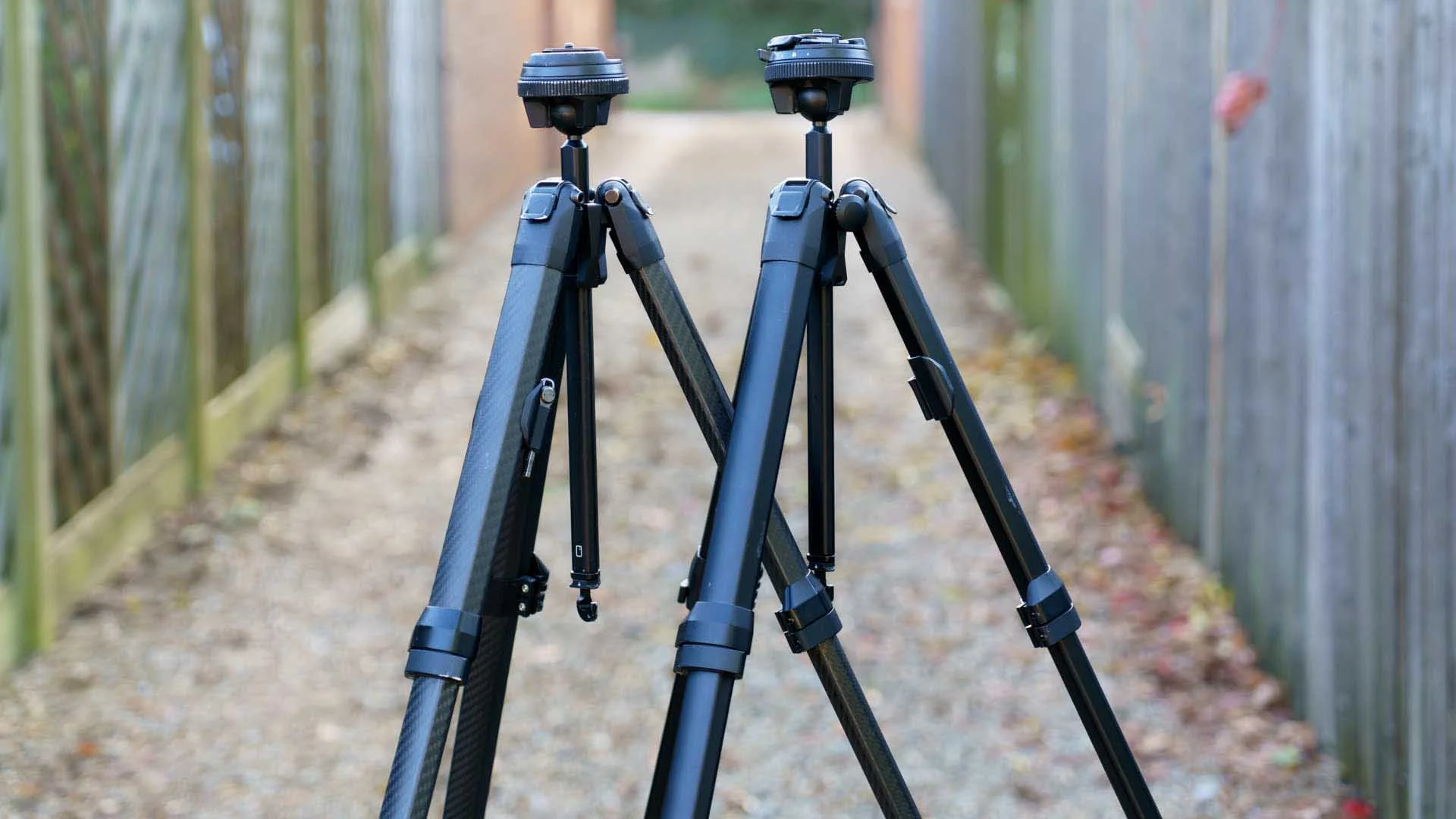  The Peak Design Travel Tripod is available with aluminium or carbon fibre legs. This impacts on their weight, but otherwise, their specifcations are the same. 