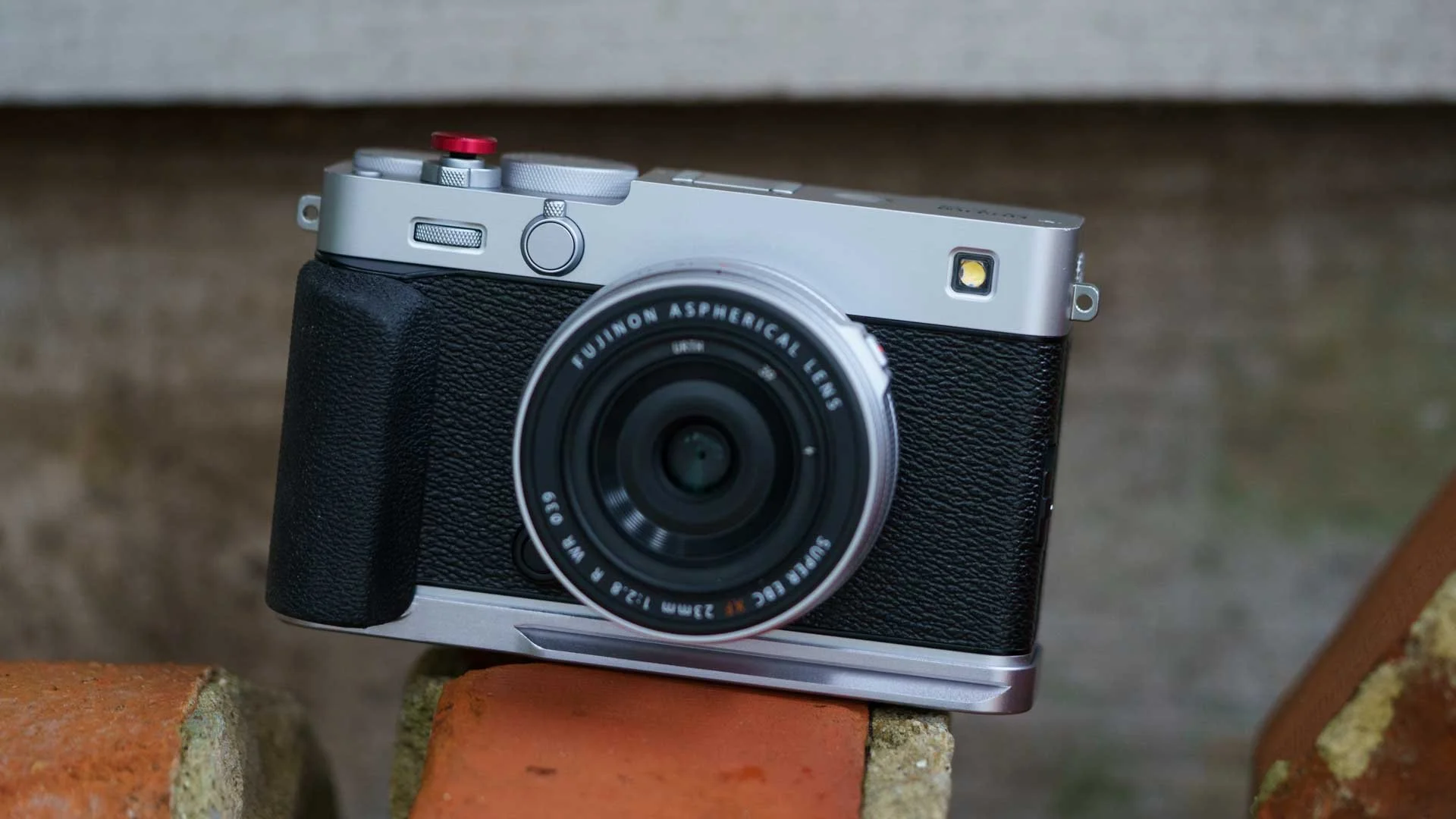  The SmallRig L-shaped Mount Plate with Silicone Handle matches the Fujifilm X-E5 very well, the bas plate in particular looks like it’s part of the camera. 