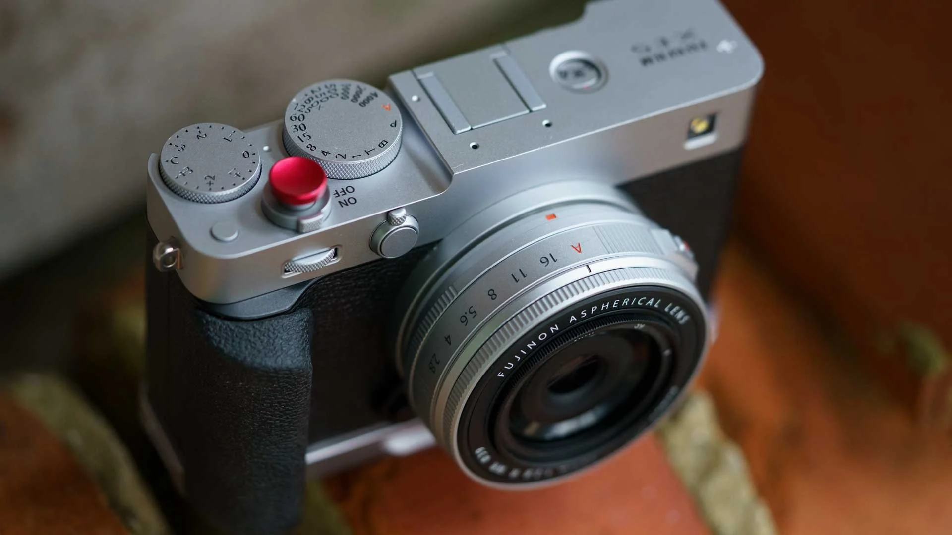  The SmallRig L-Shaped Plate with Silicone Grip adds a considerable extension on teh X-E5’s grip, making the camera feel more secure in your hand. 