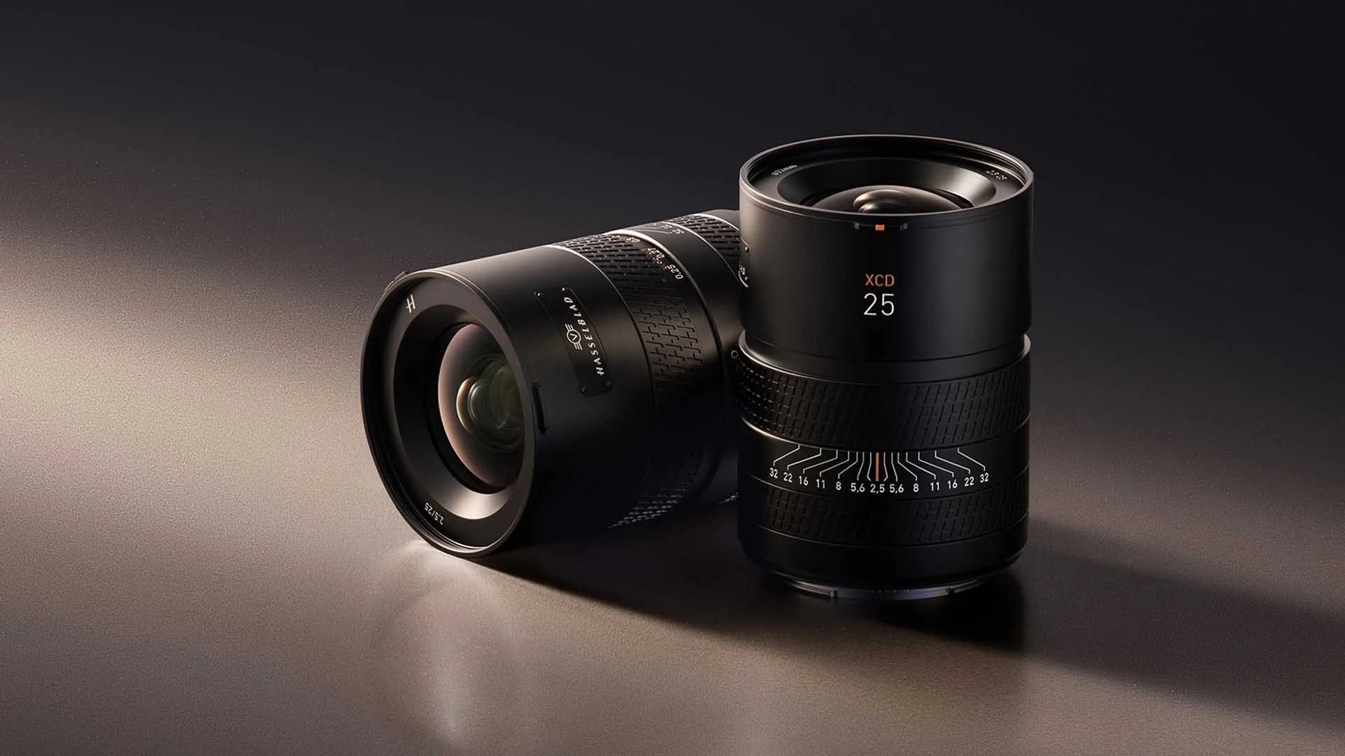  The depth of field scale is clearly visible on the Hasselblad XCD 2,5/25V. 